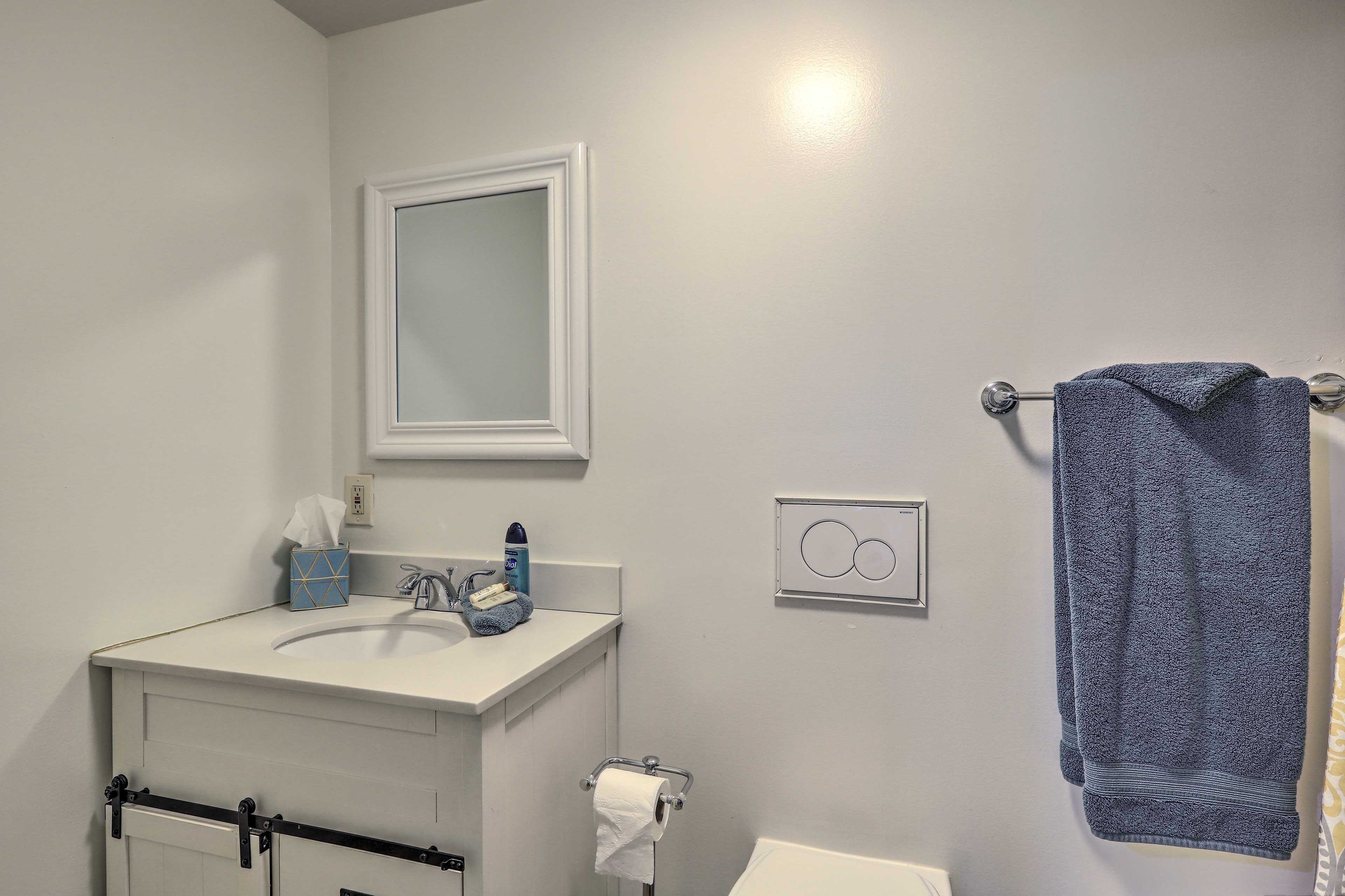 Full Bathroom | Complimentary Toiletries | Towels Provided
