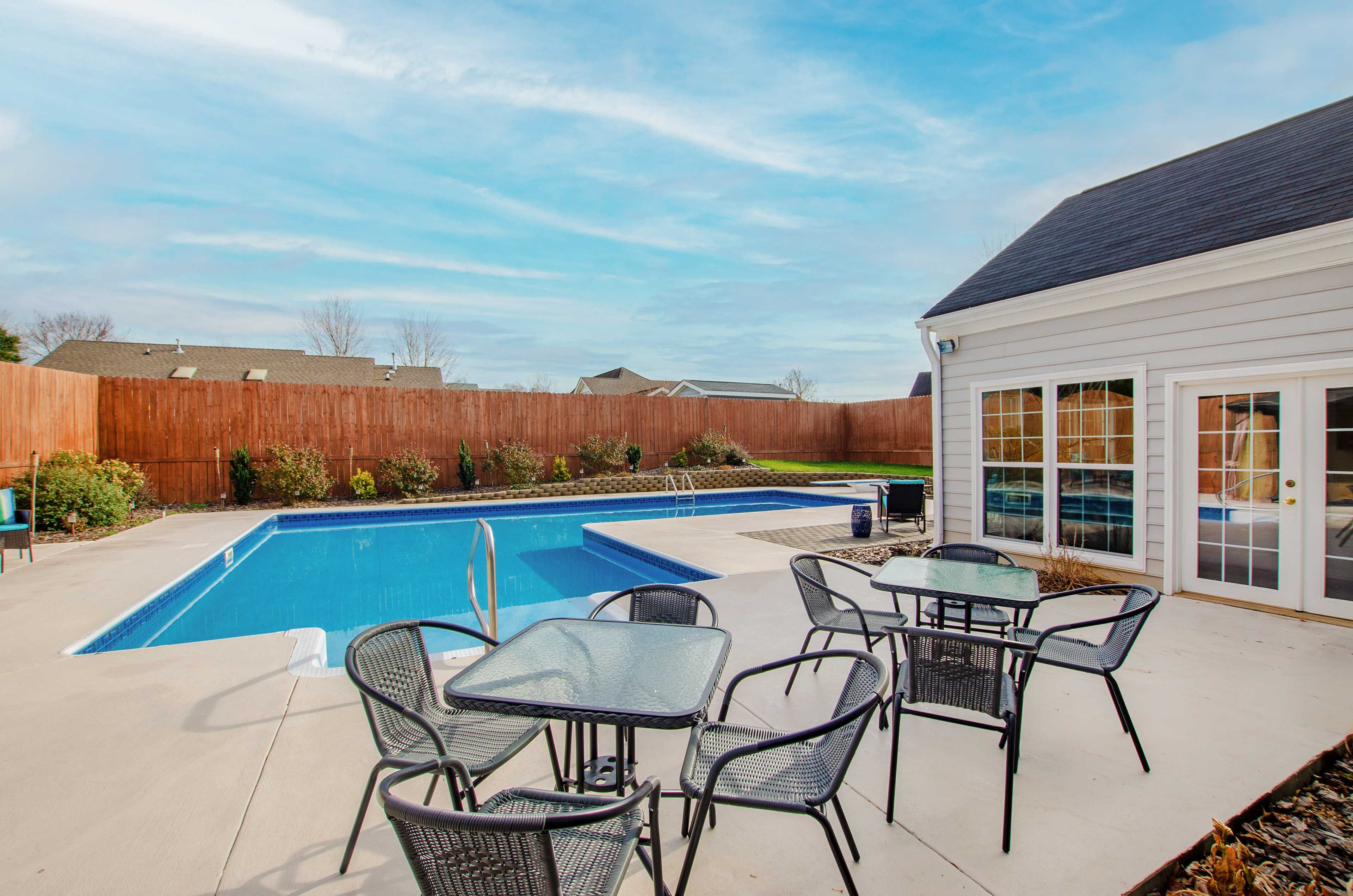 Private Backyard | Outdoor Dining Area