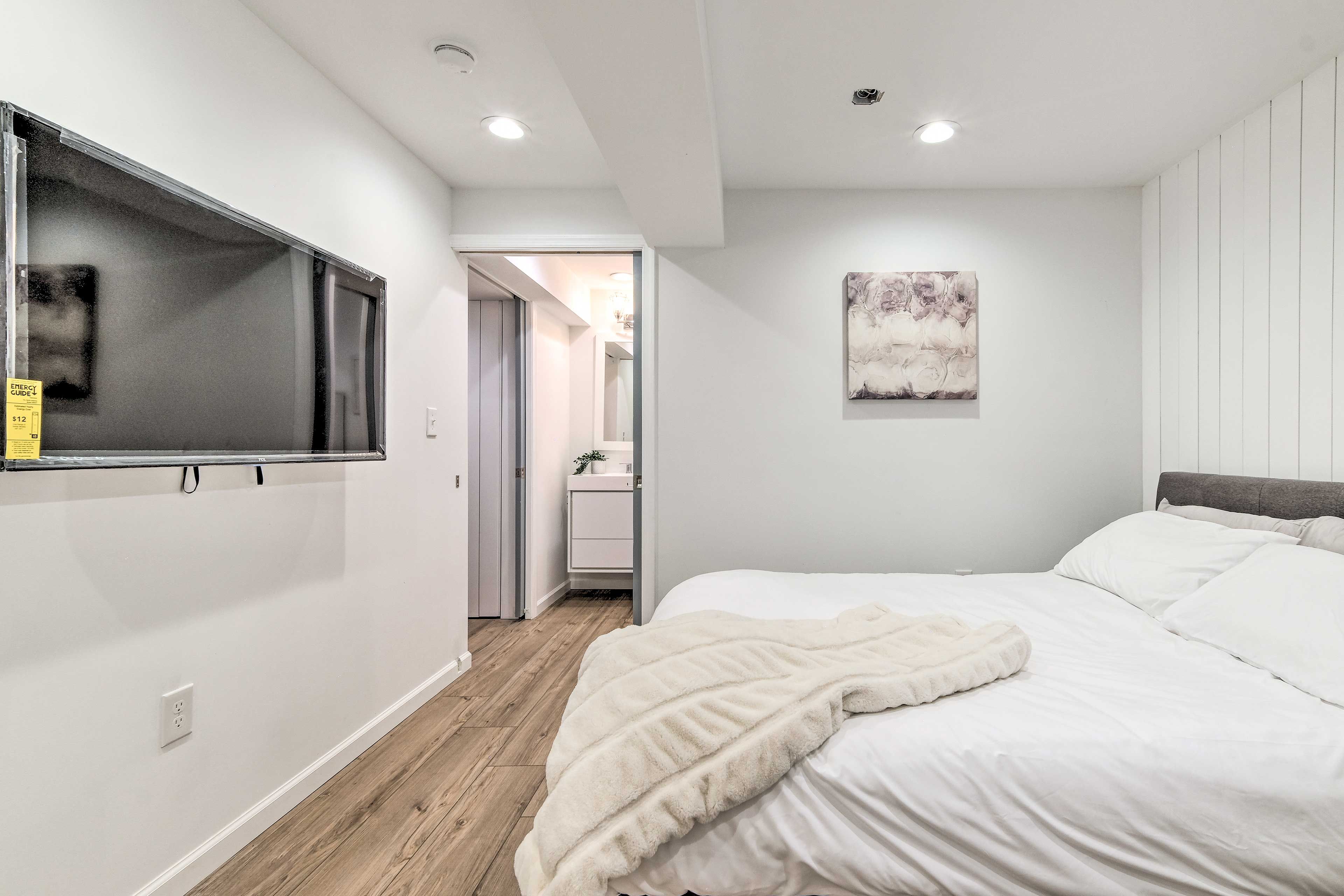 Bedroom | Smart TV w/ Cable