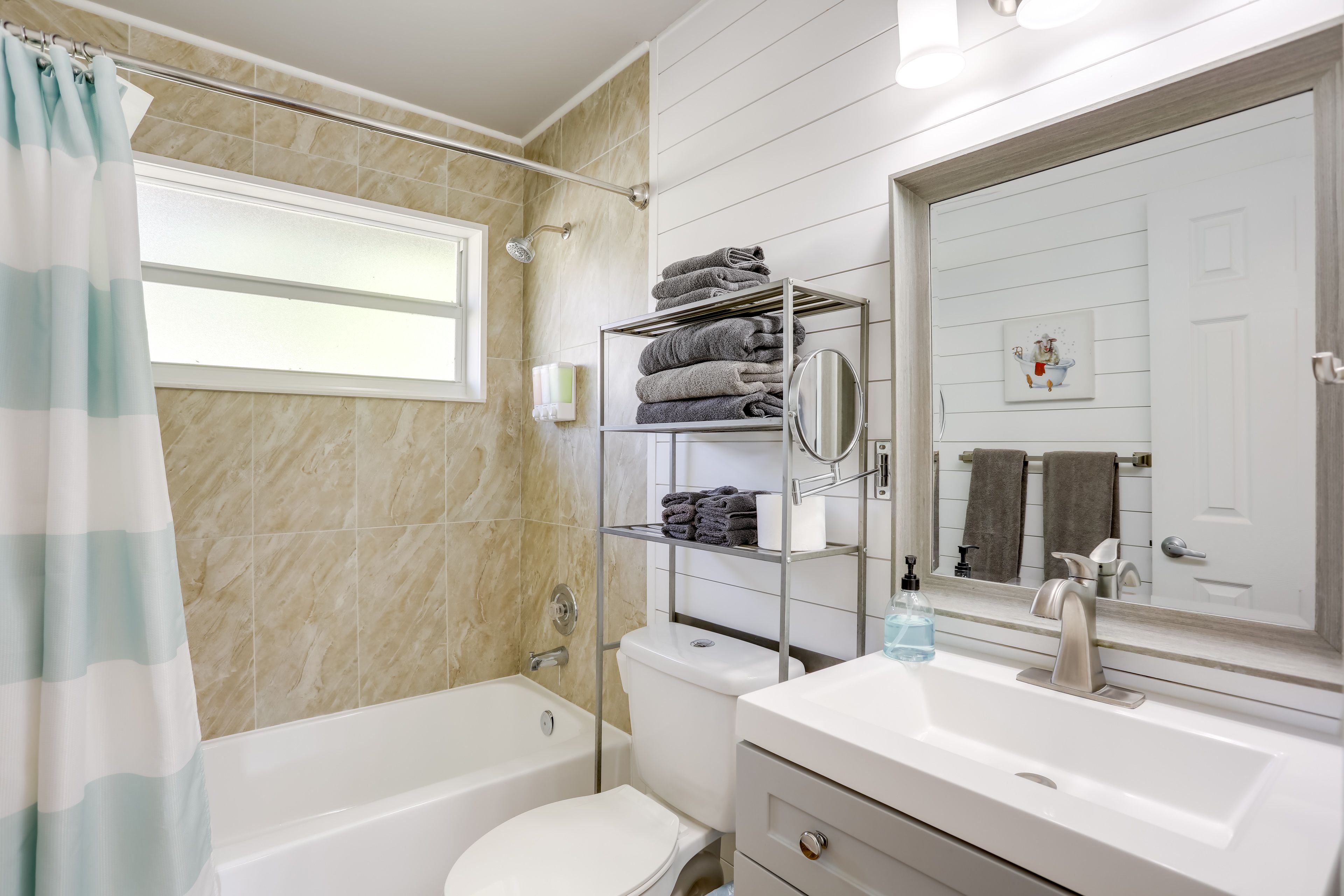 Full Bathroom | Towels Provided
