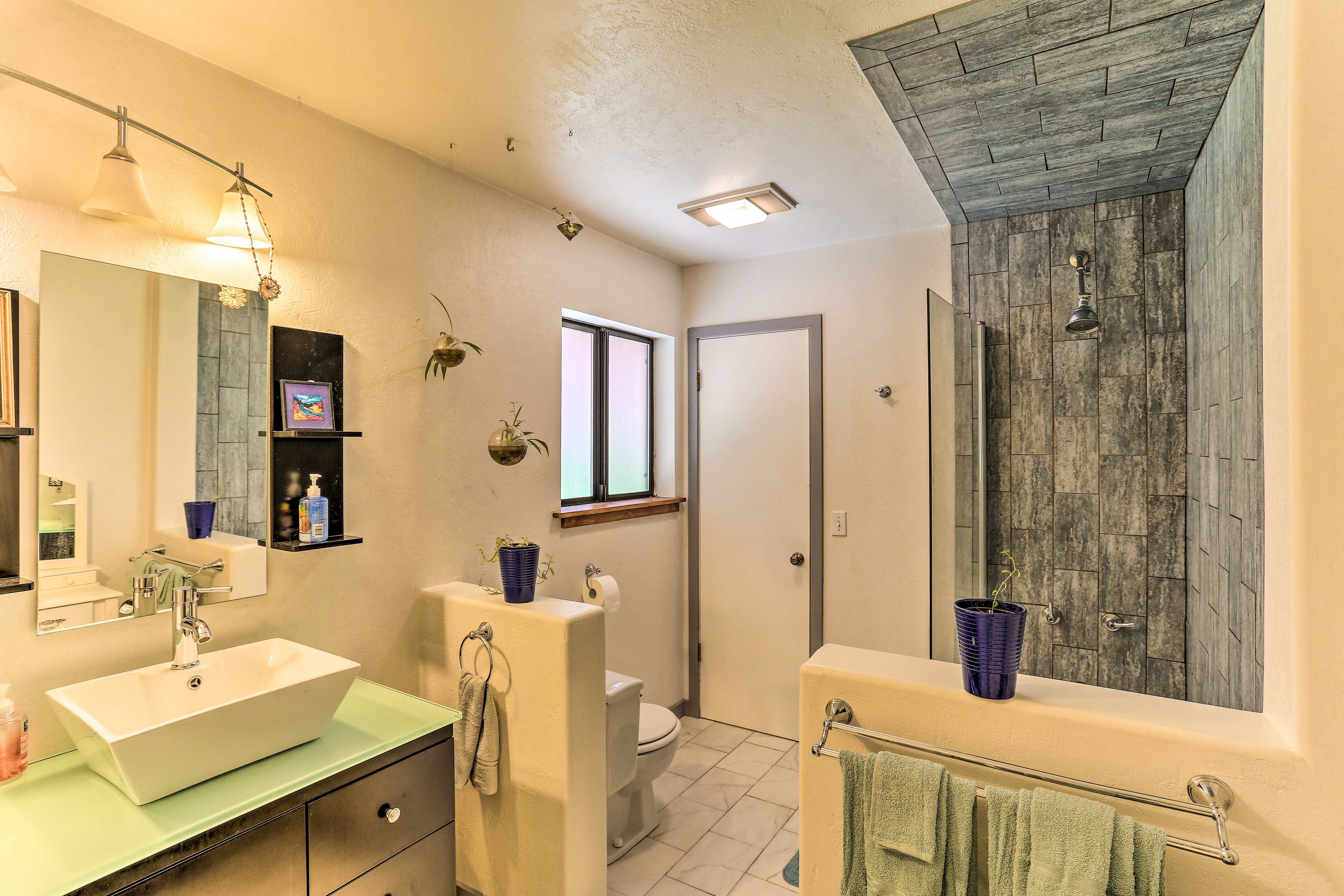 En-Suite Bathroom | Towels Provided | Complimentary Toiletries | Hair Dryer