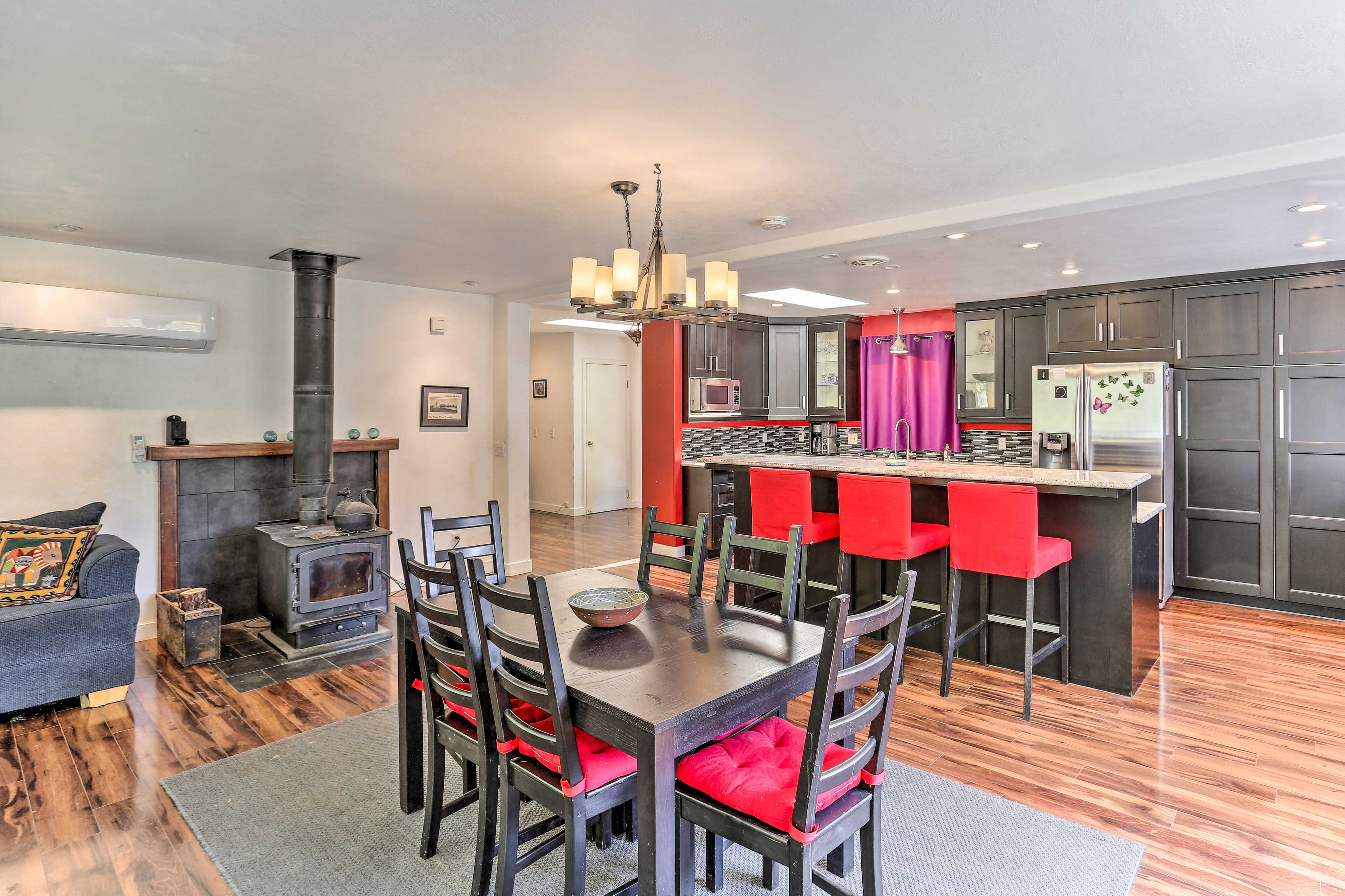 Dining Room | Dishware/Flatware Provided