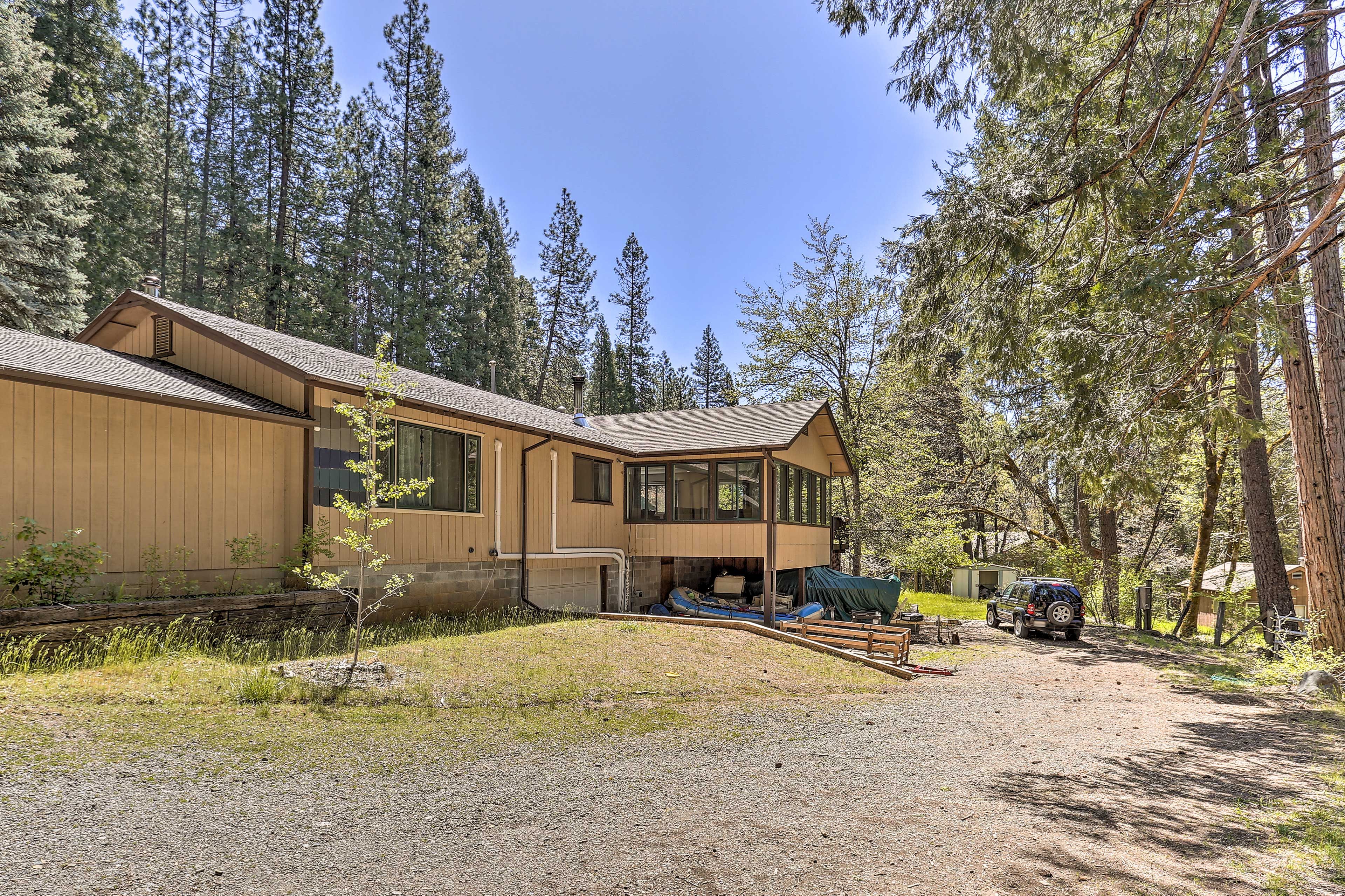 Exterior | Parking | Garage (1 Vehicle) | Gravel Driveway (10 Vehicles)