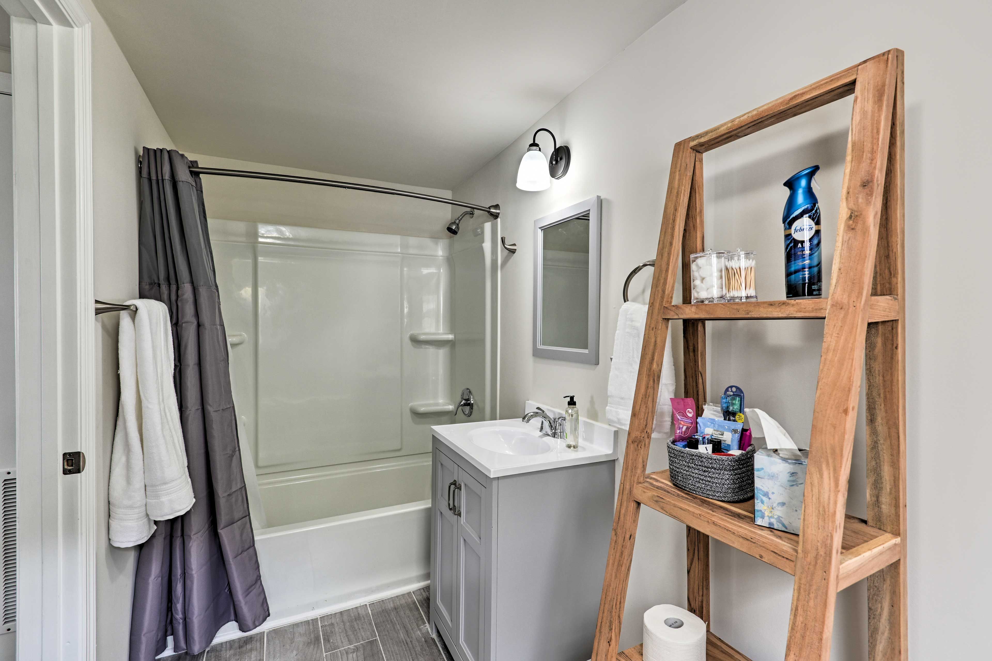 Full Bathroom | Complimentary Toiletries | Towels Provided