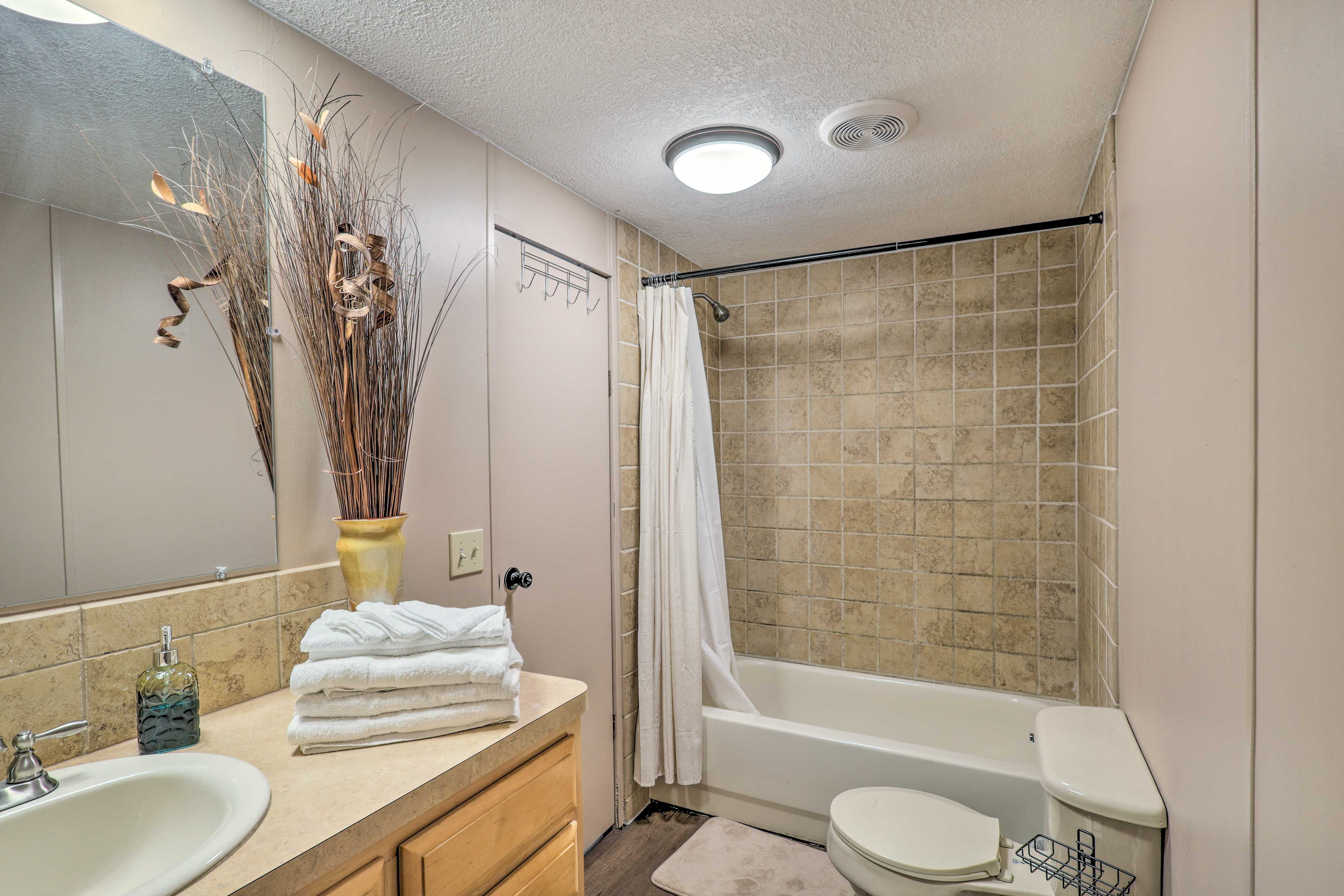 Full Bathroom | Complimentary Toiletries | Towels Provided