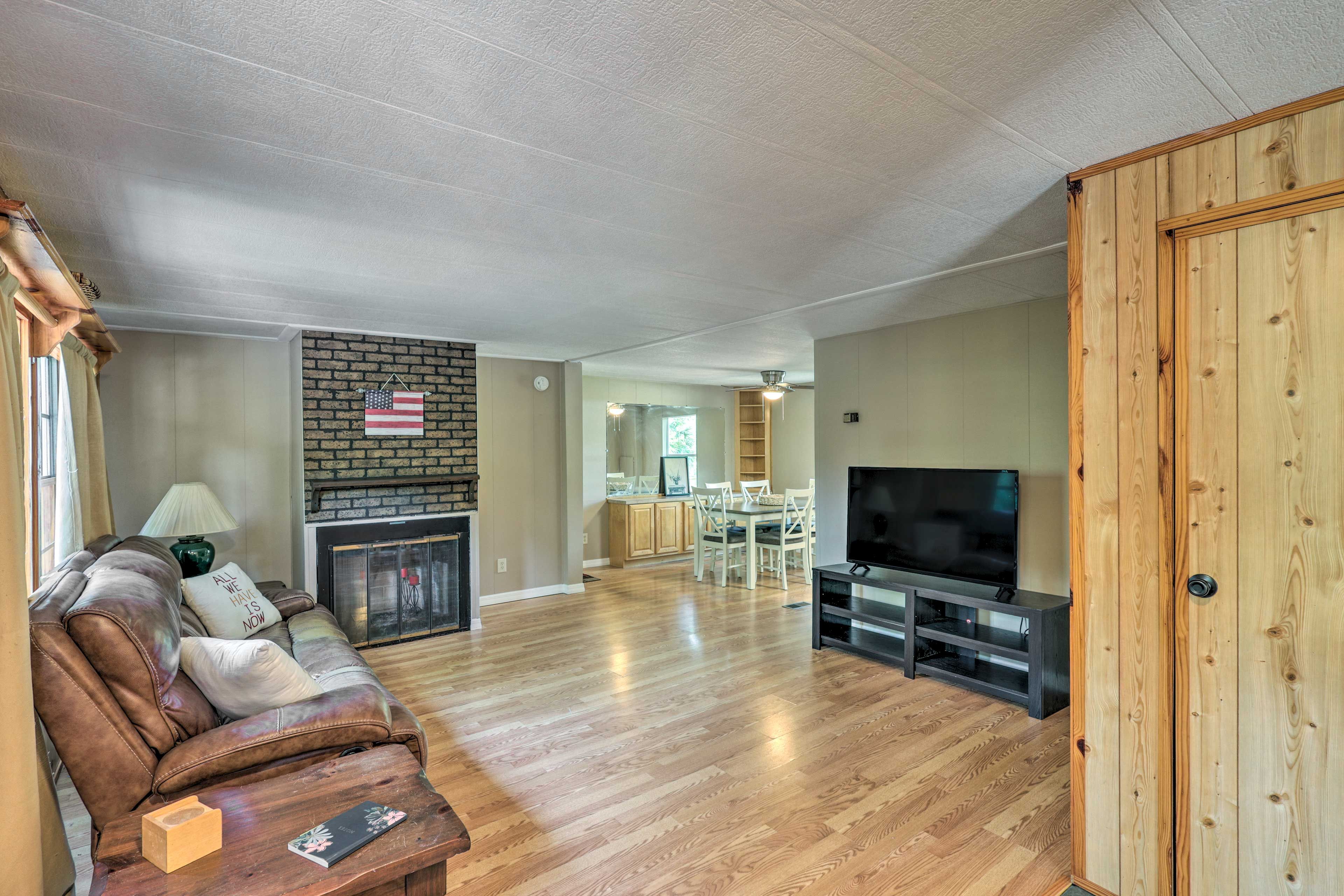 Living Area | Central A/C & Heat | Free WiFi | Smart TV w/ Cable | Board Games