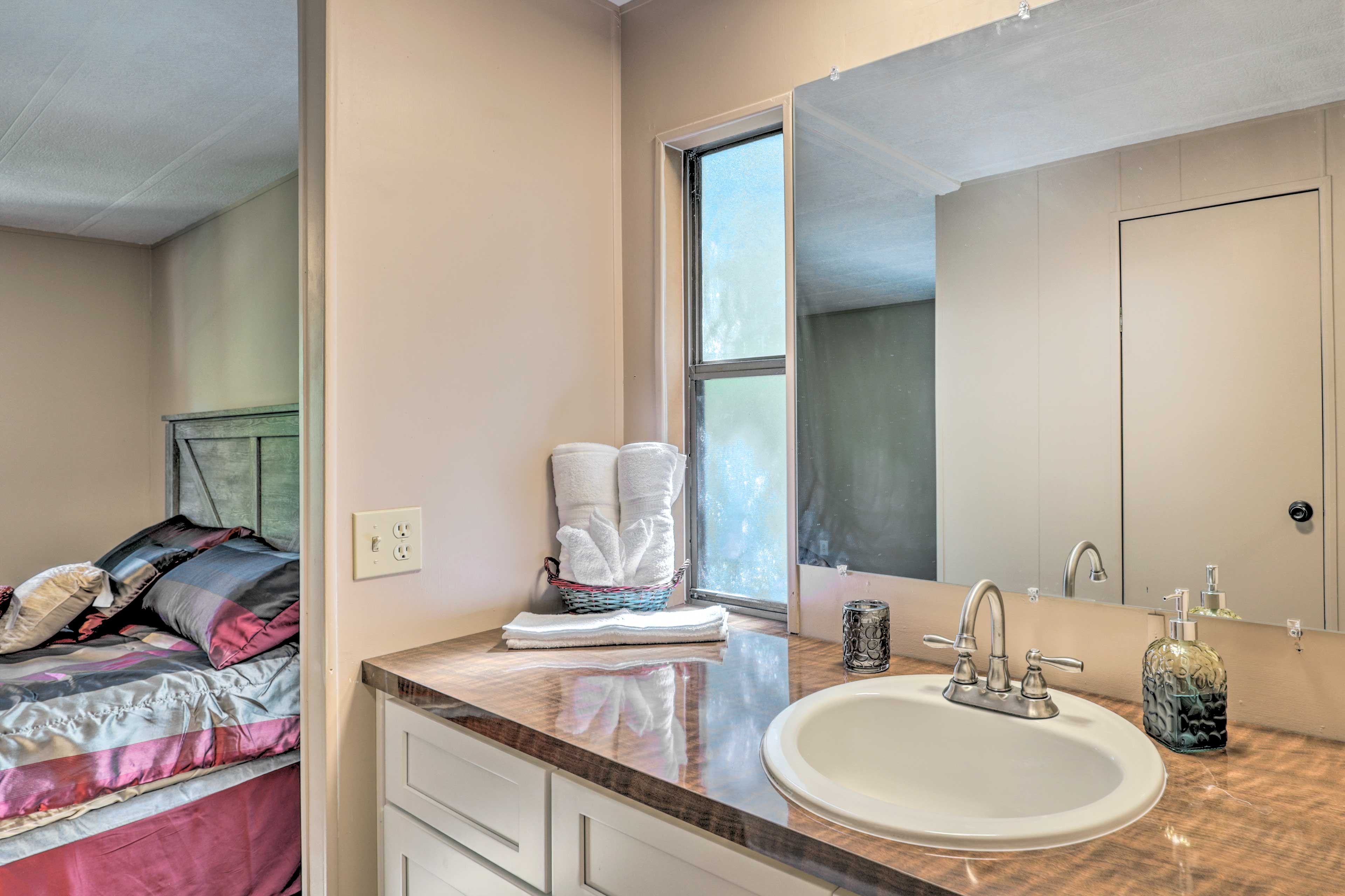 En-Suite Bathroom | Complimentary Toiletries | Towels Provided
