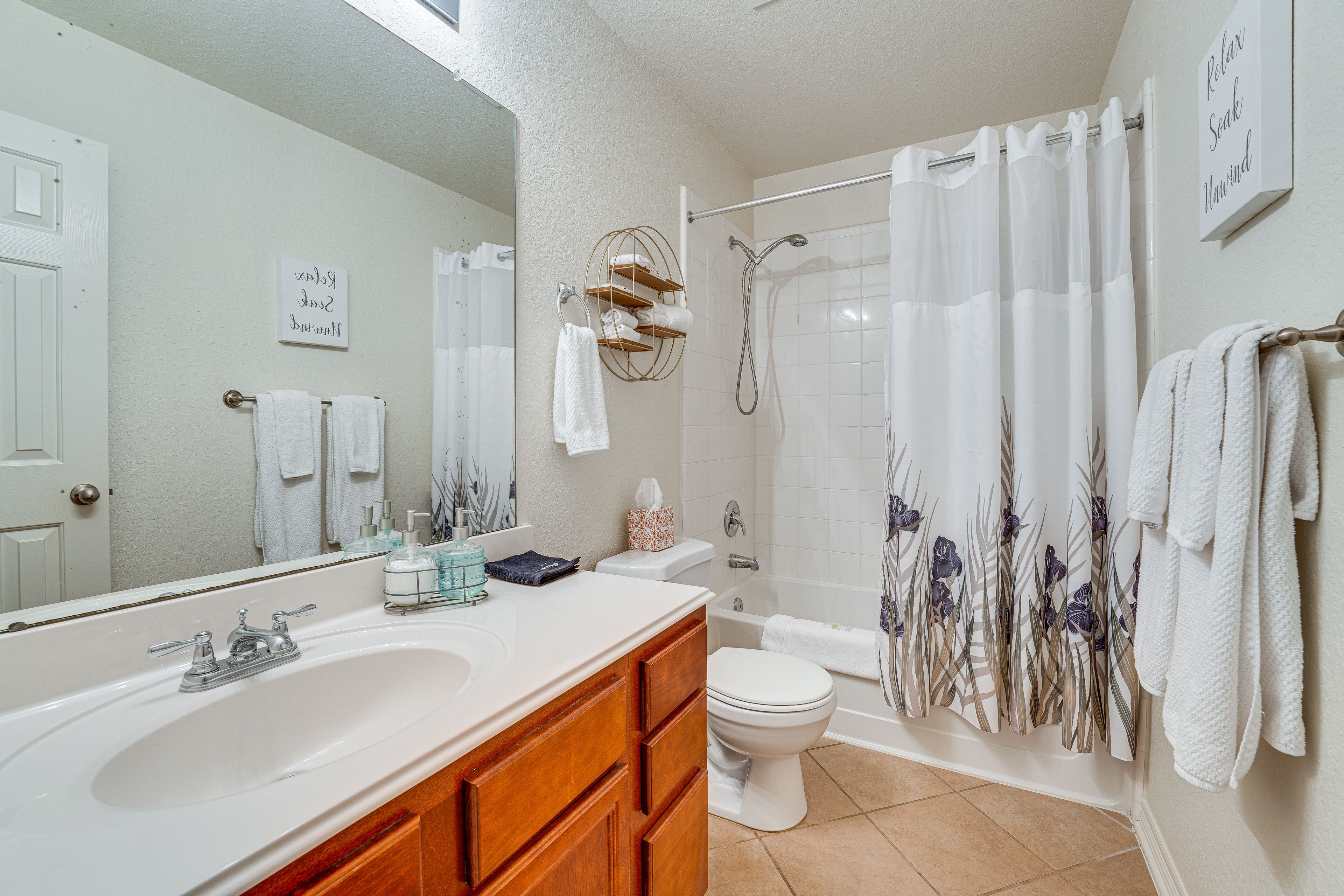 Full Bathroom | Complimentary Toiletries | Hair Dryer
