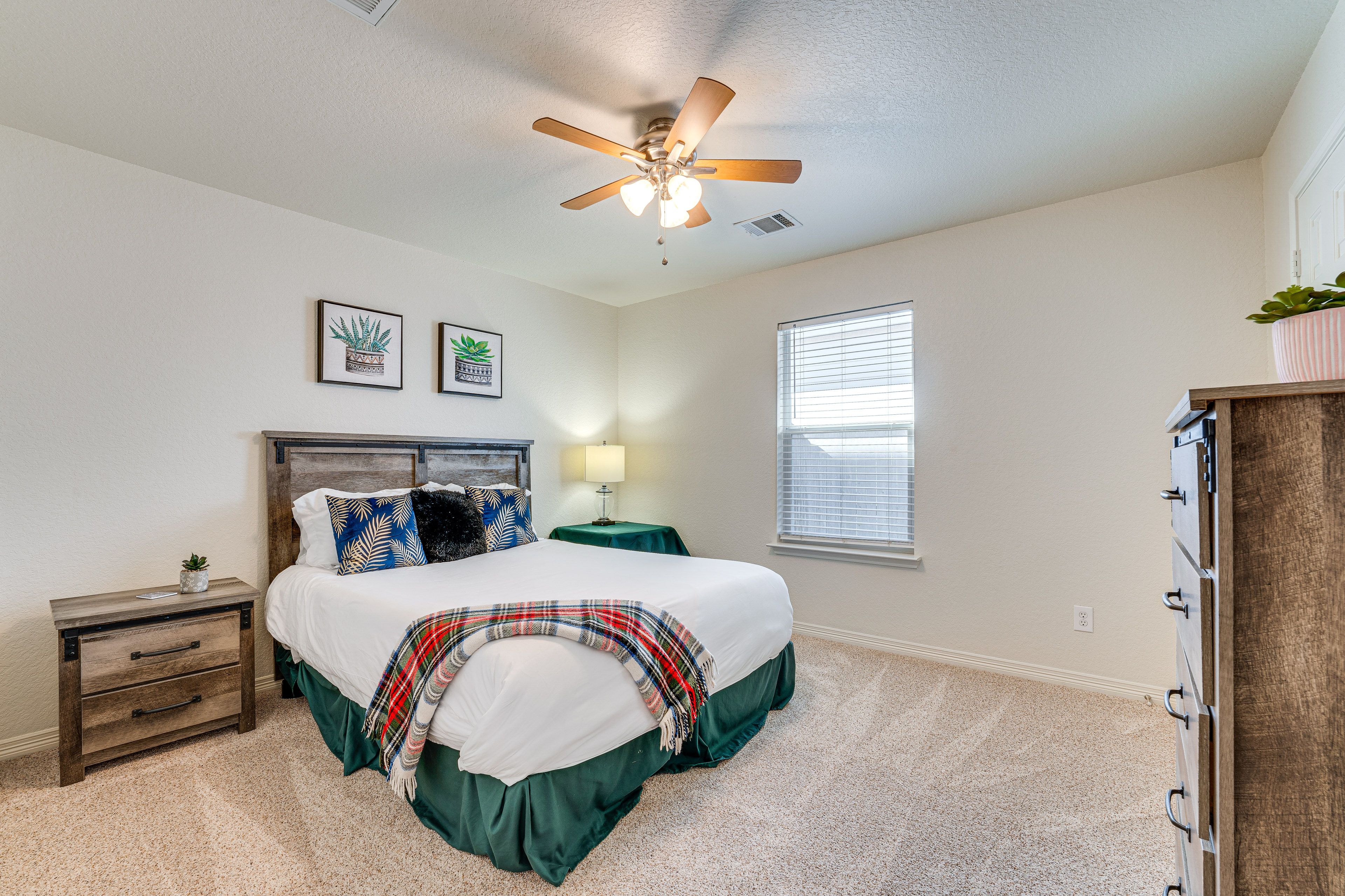 Bedroom 3 | Queen Bed