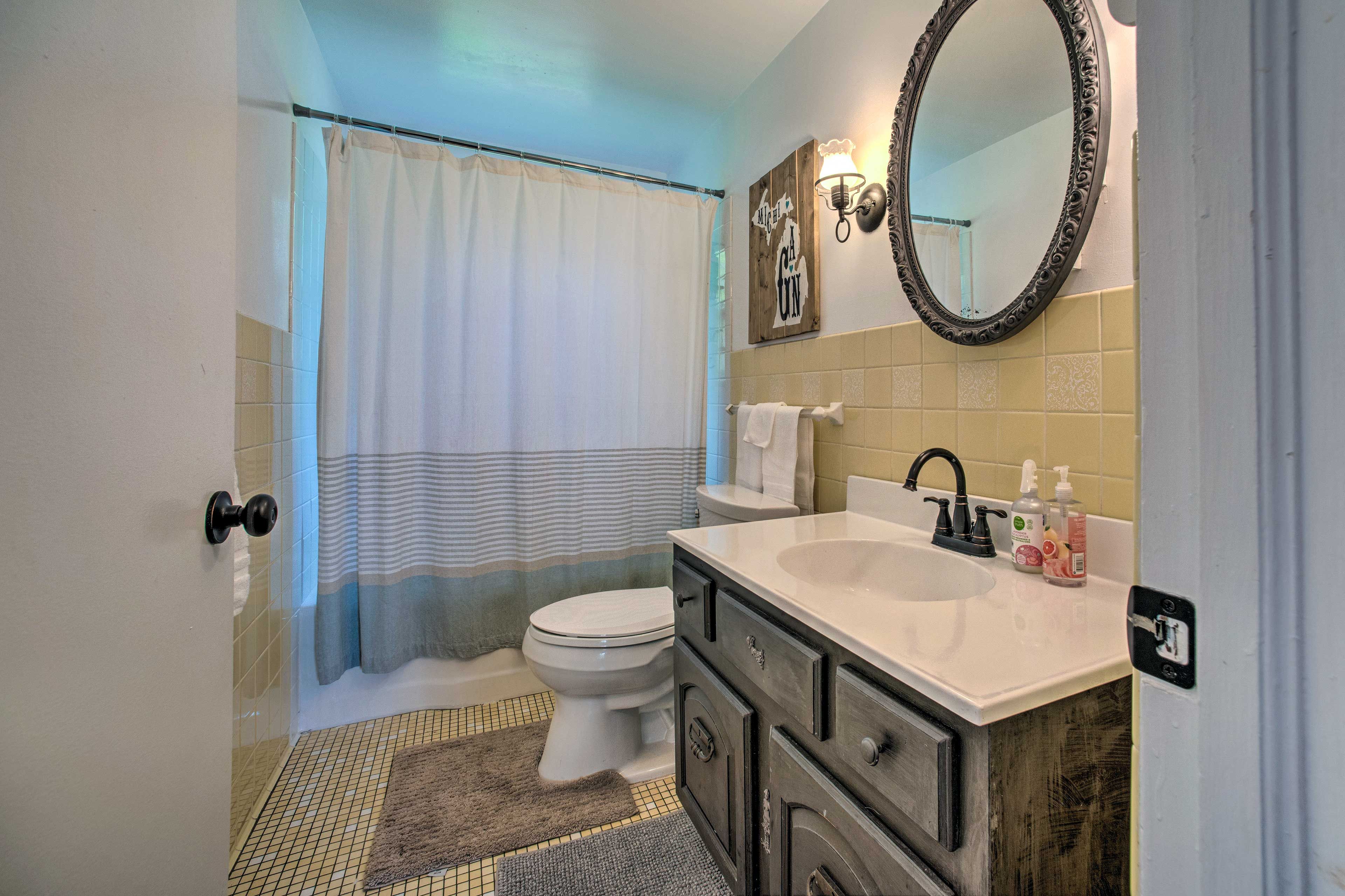 Full Bathroom | 1st Floor | Complimentary Toiletries | Hair Dryer | Towels