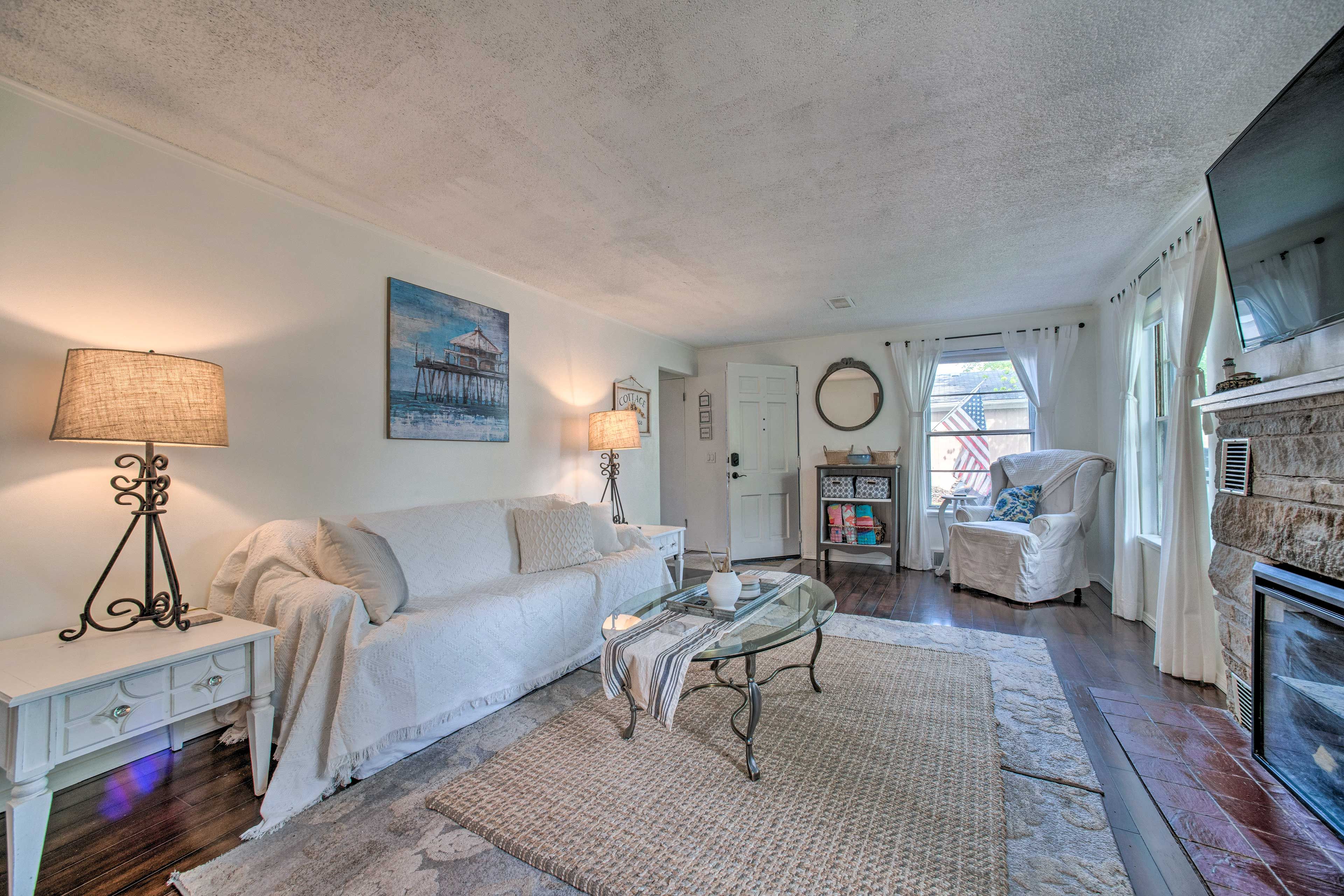Living Area | 1st Floor | A/C Units | Heating | Free WiFi | Smart TV | Fireplace