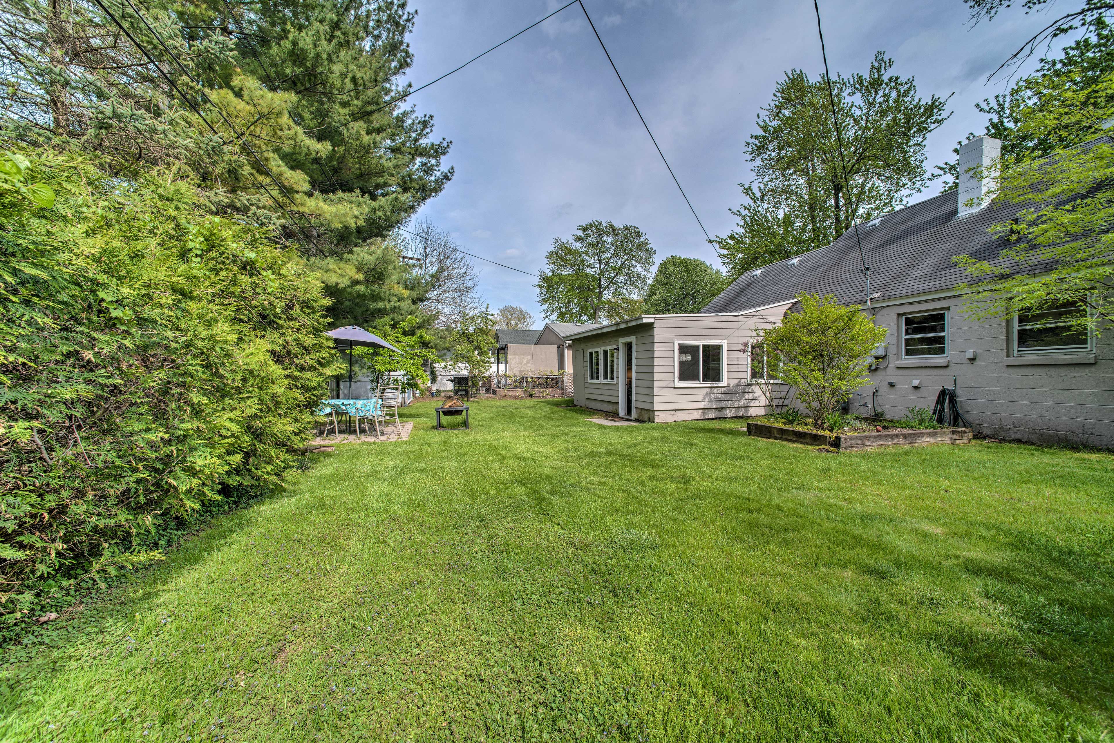Private Backyard (Fenced-In) | Fire Pit | Charcoal Grill | Outdoor Dining Area