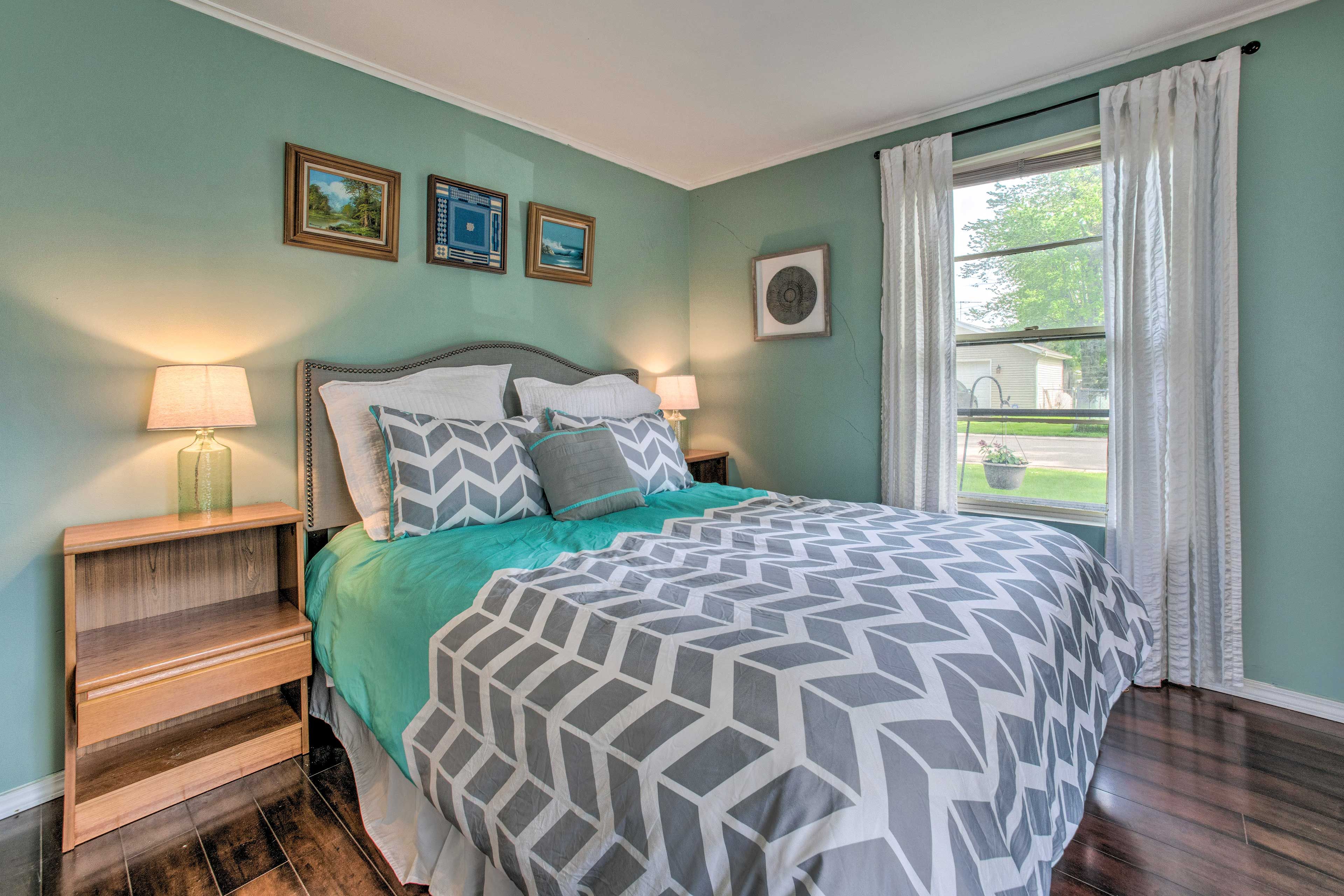 Bedroom 1 | Queen Bed | 1st Floor