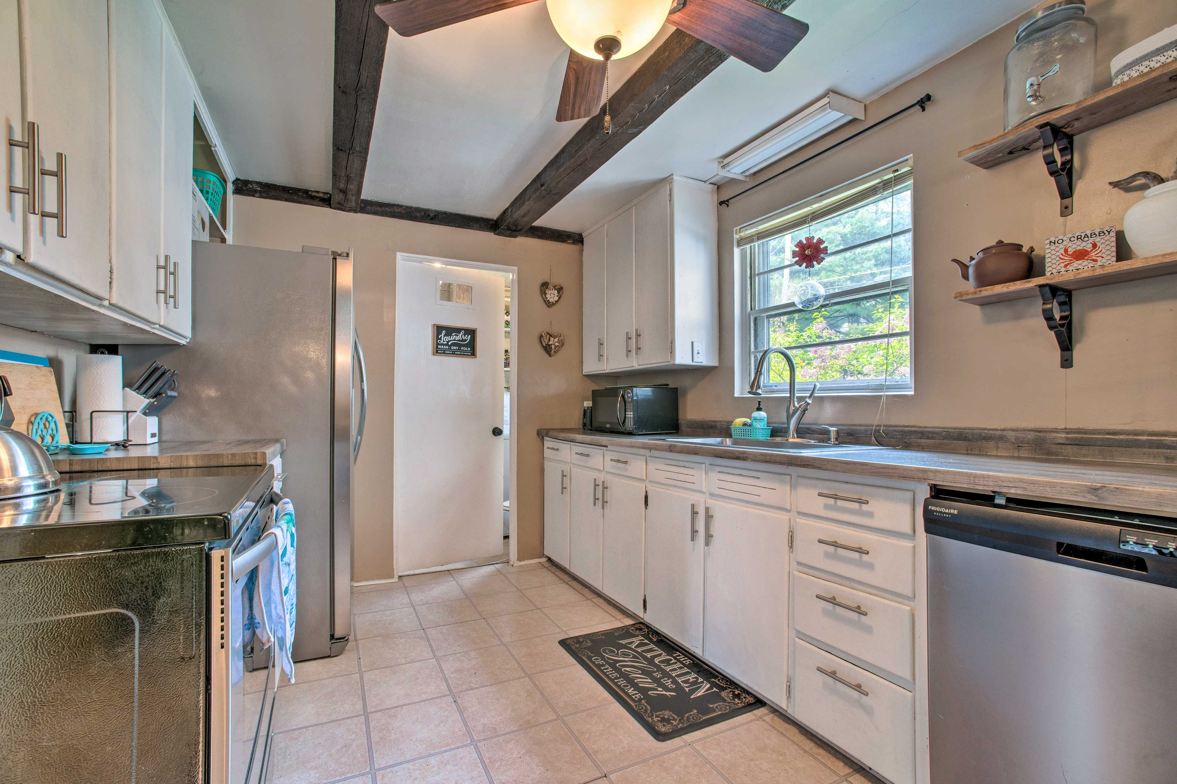 Kitchen | 1st Floor | Coffee Bar | Toaster | Crockpot | Ice Maker/Water Filter