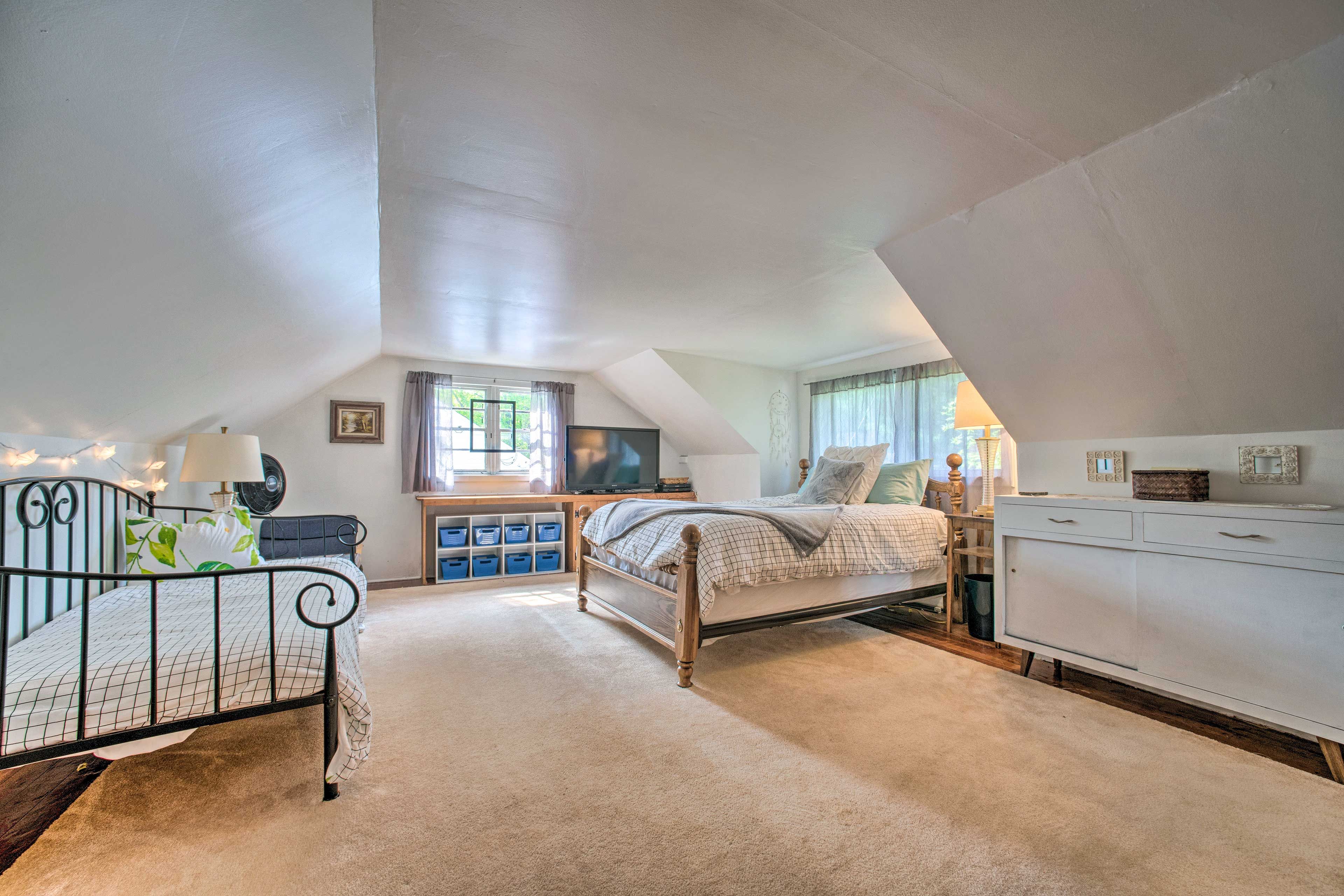 Bedroom 3 | Queen Bed | Twin Daybed | 2nd Floor | Smart TV