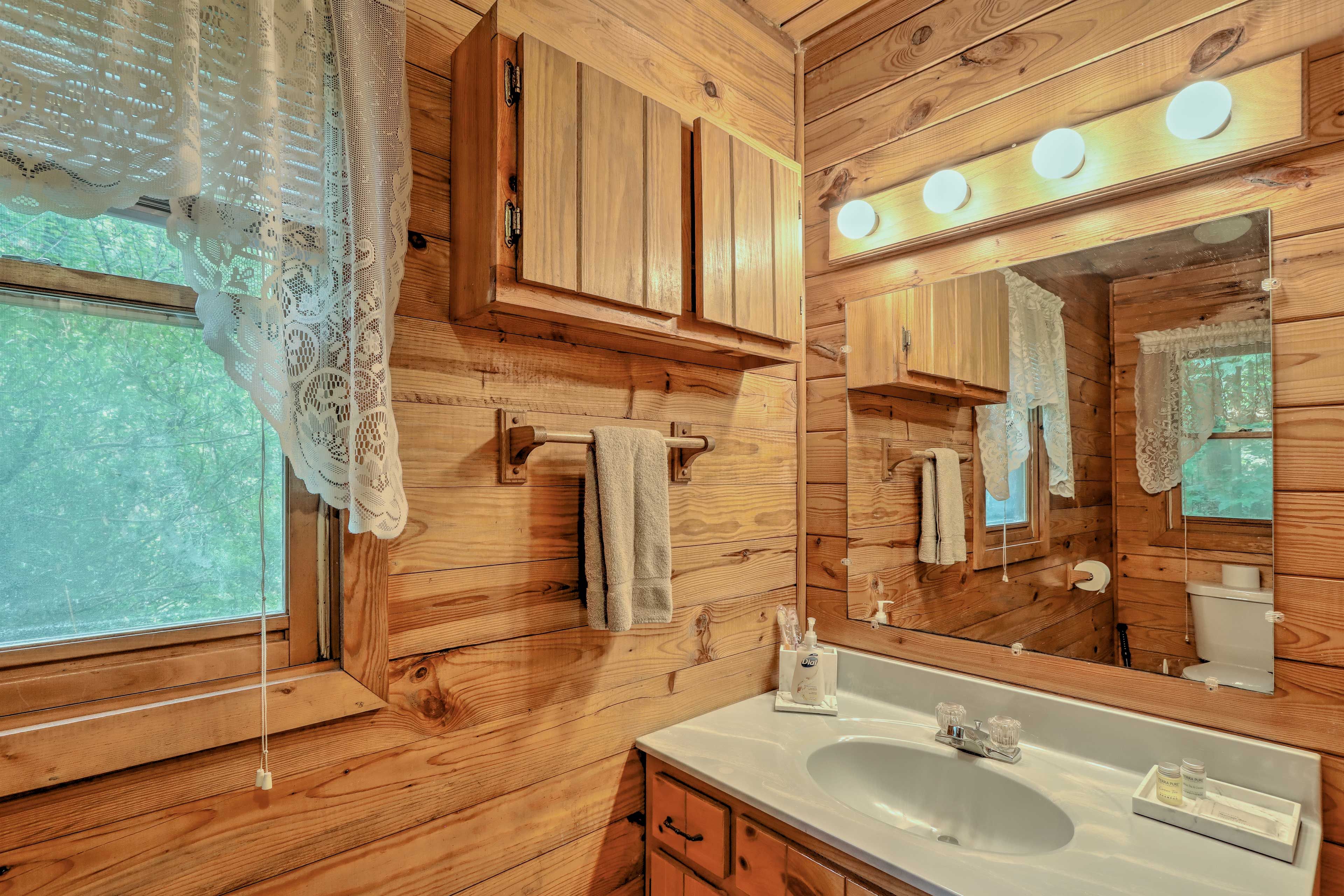 Full Bathroom | Towels Provided | Complimentary Toiletries