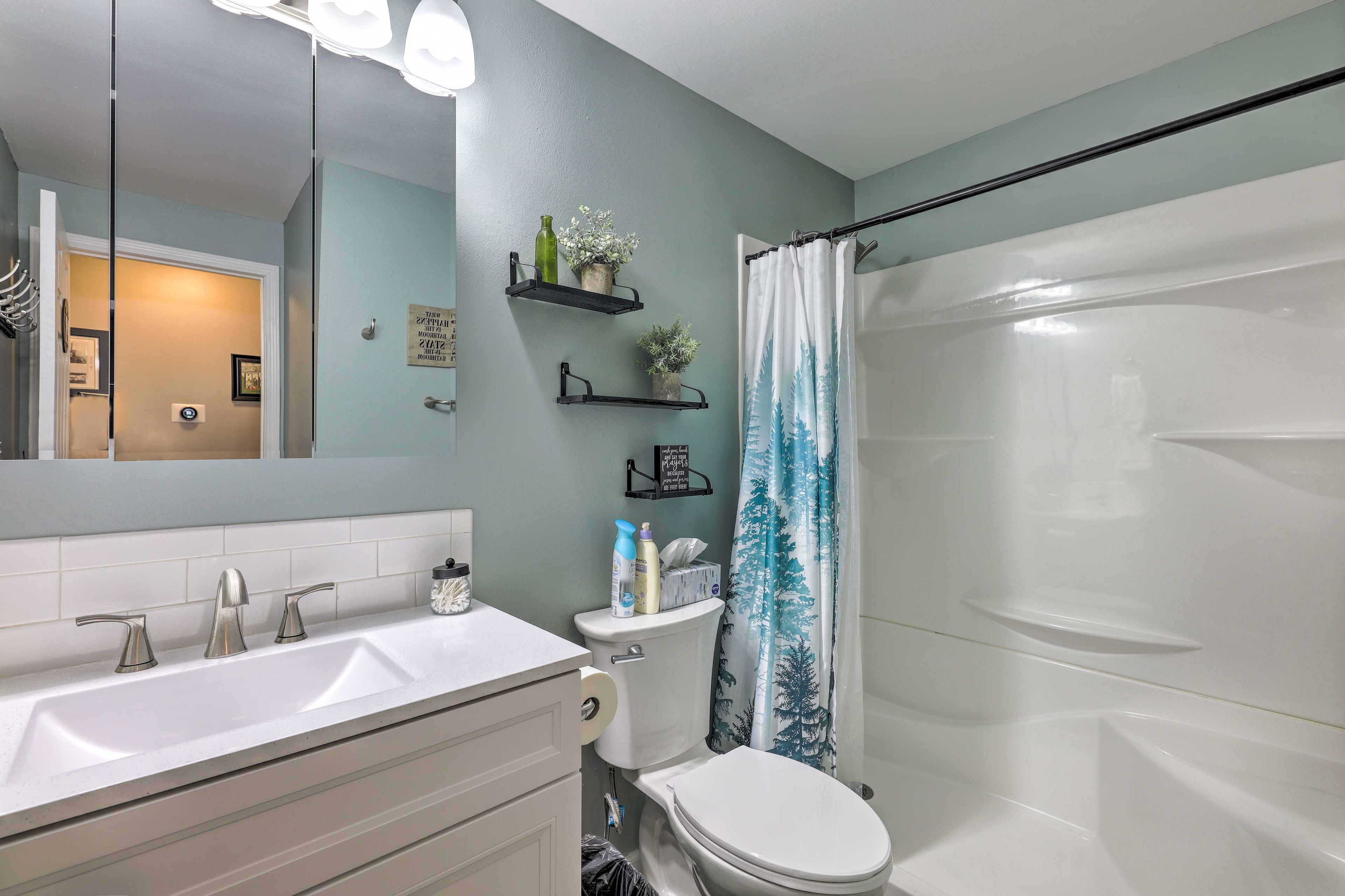 Full Bathroom | Towels Provided | Complimentary Toiletries