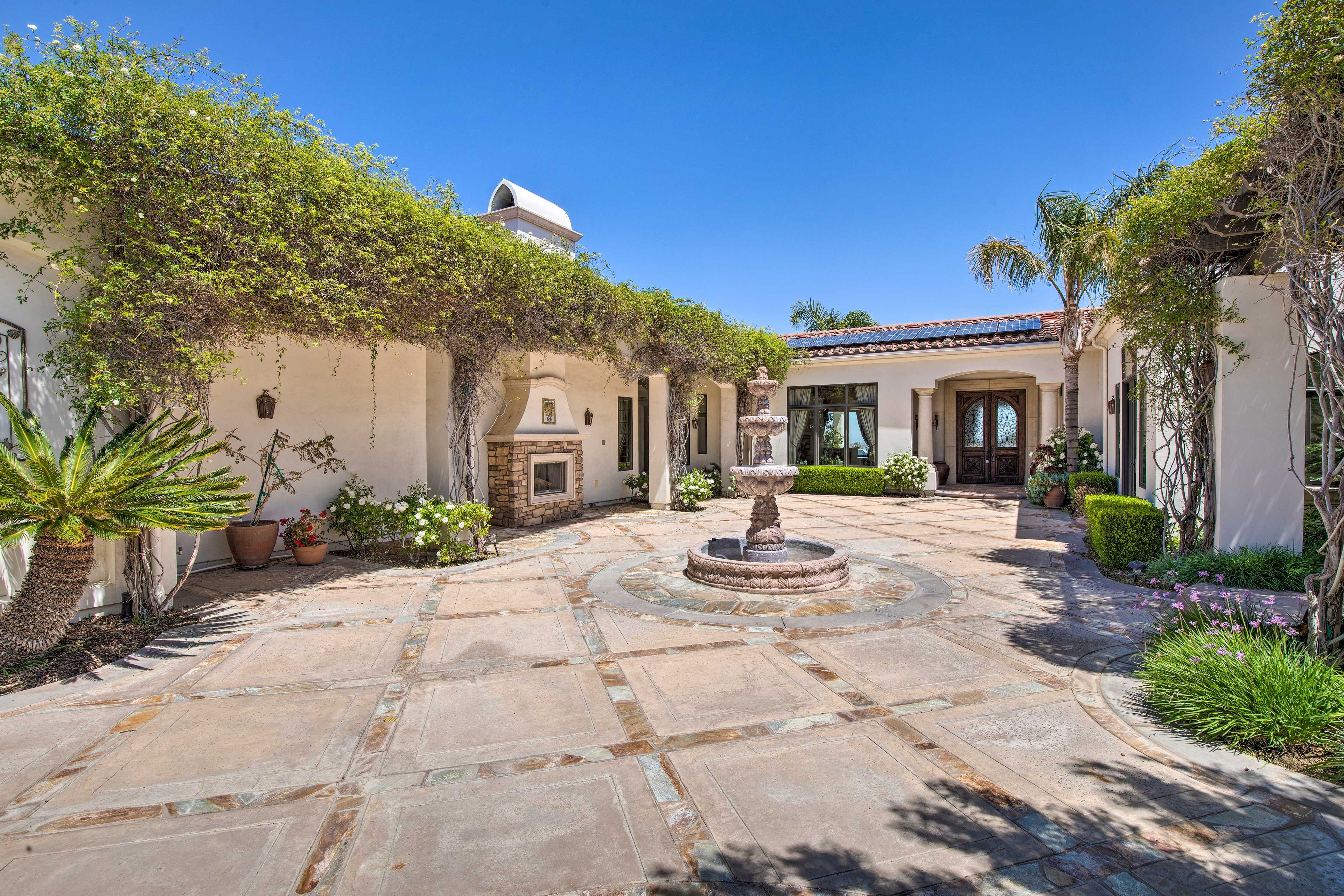 Courtyard | Fireplace