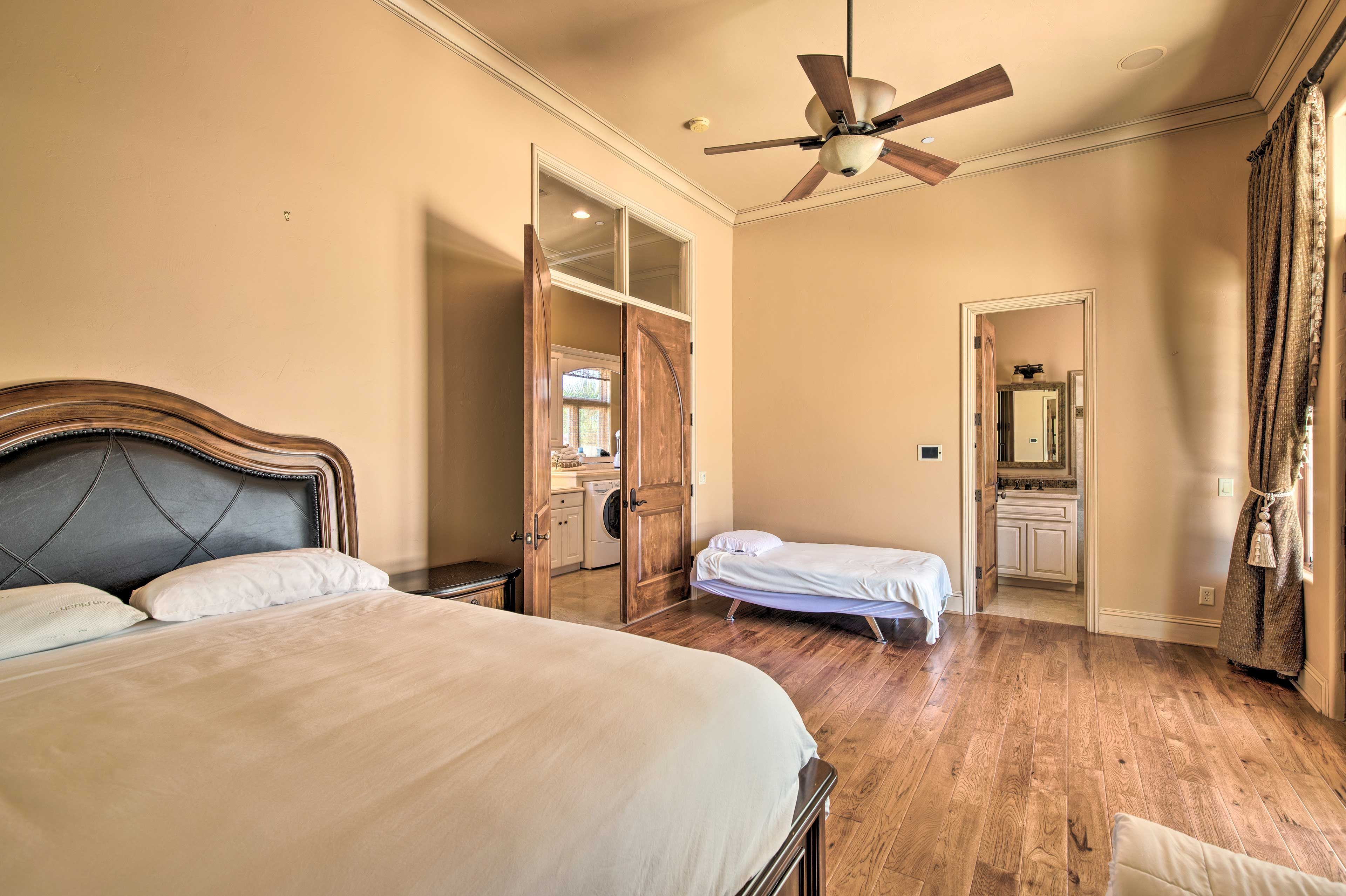 Bedroom 4 | Queen Bed | 2 Futons