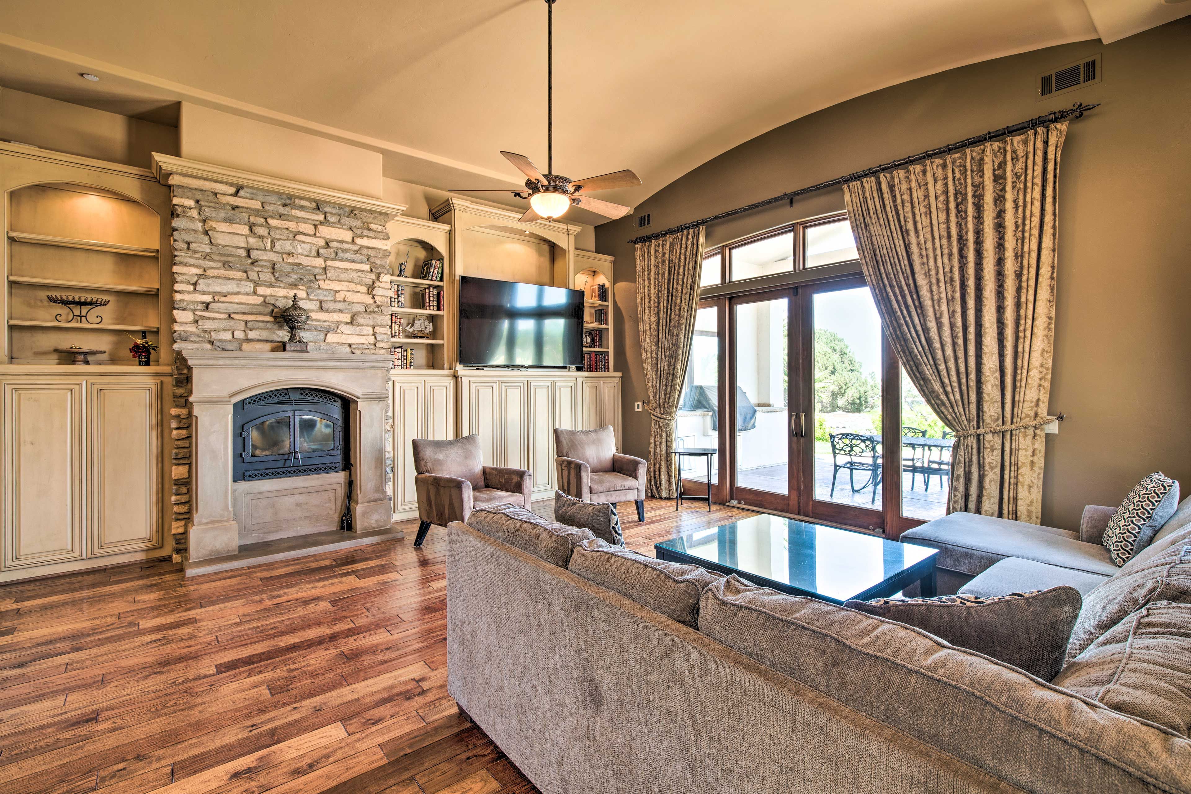 Living Room | Smart TV | Free WiFi
