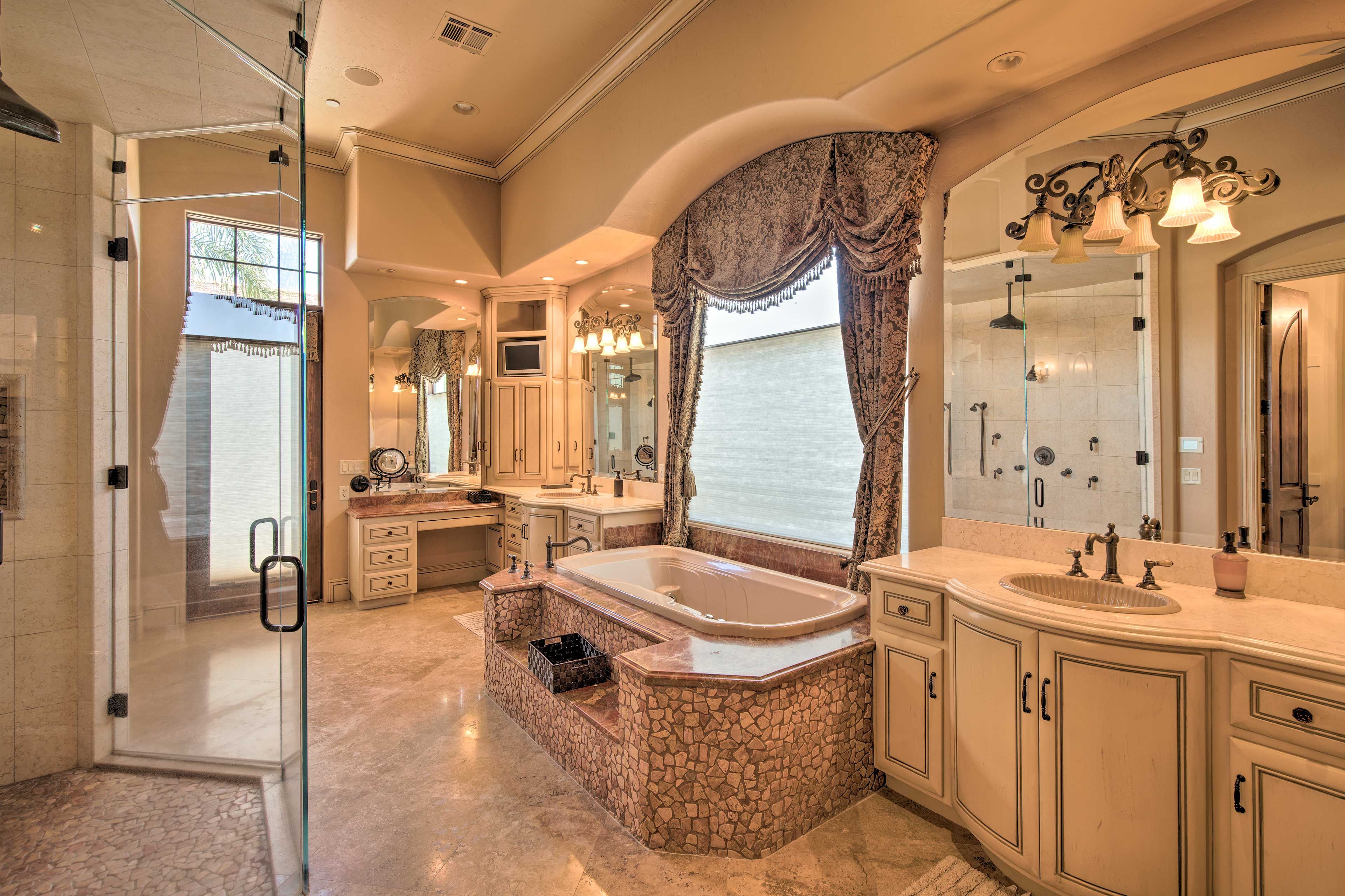 En-Suite Bathroom | Towels Provided | Complimentary Toiletries