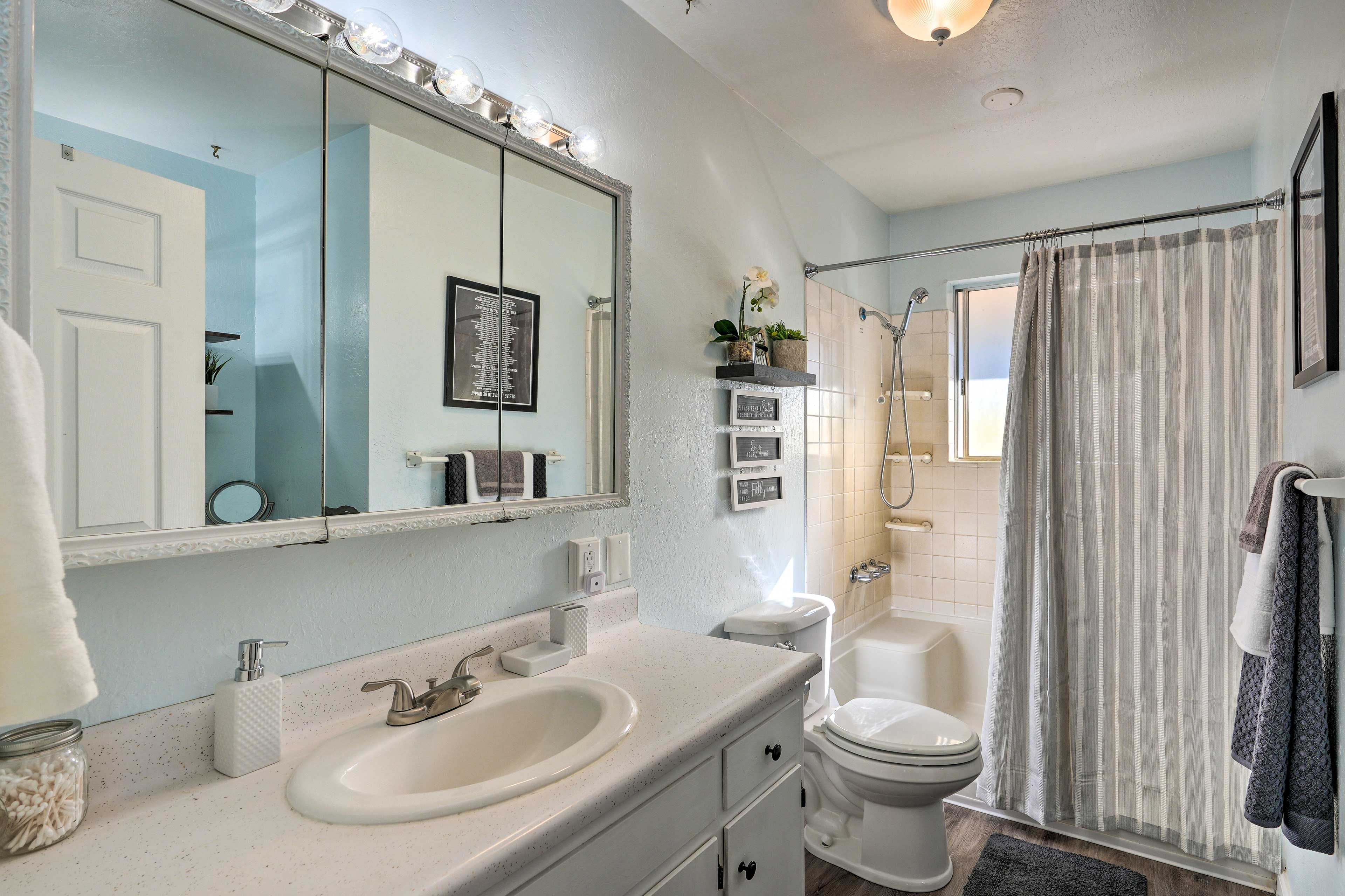 Full Bathroom | Complimentary Toiletries | Towels Provided | 2nd Floor