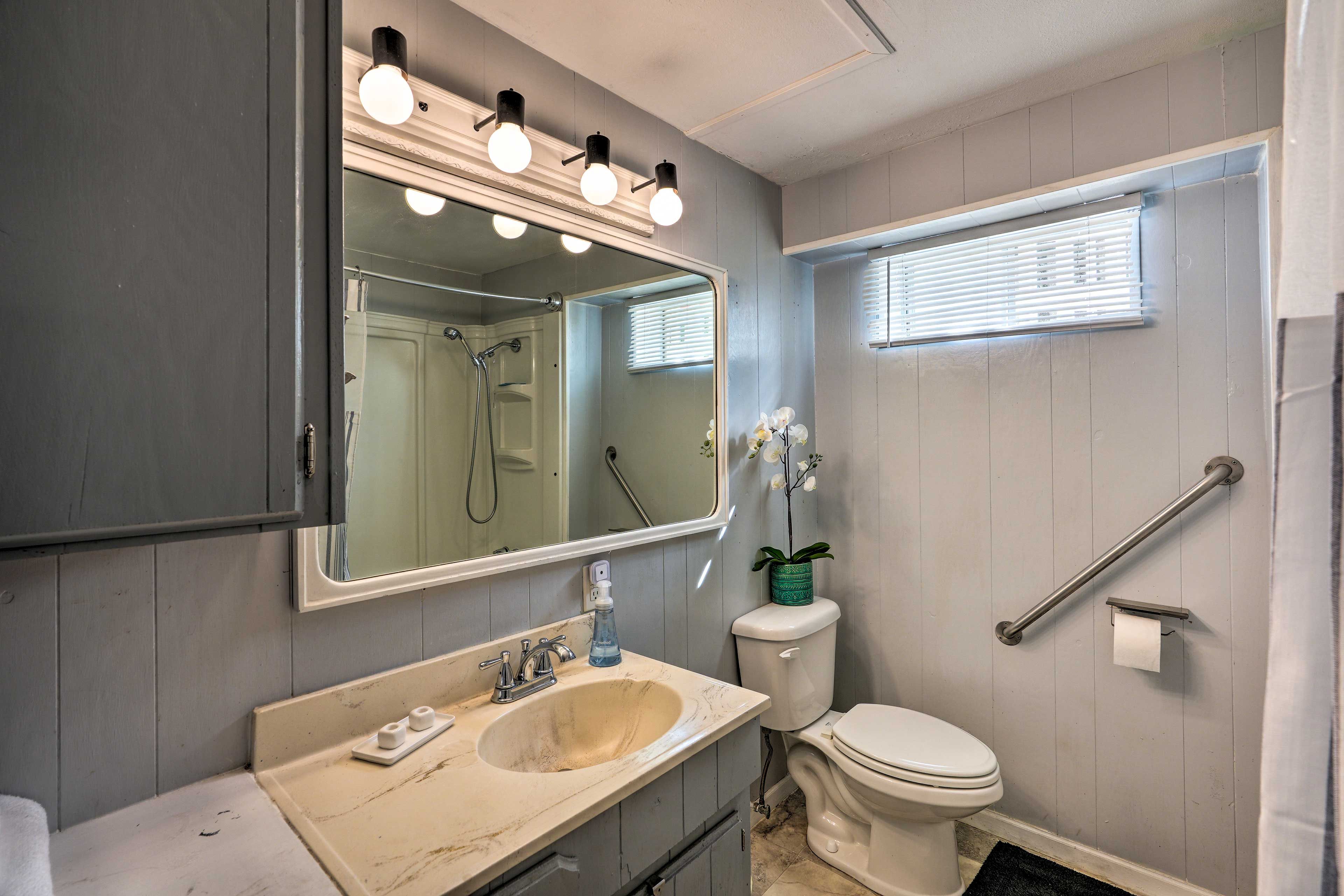 Full Bathroom | Grab Rails in Shower | 1st Floor