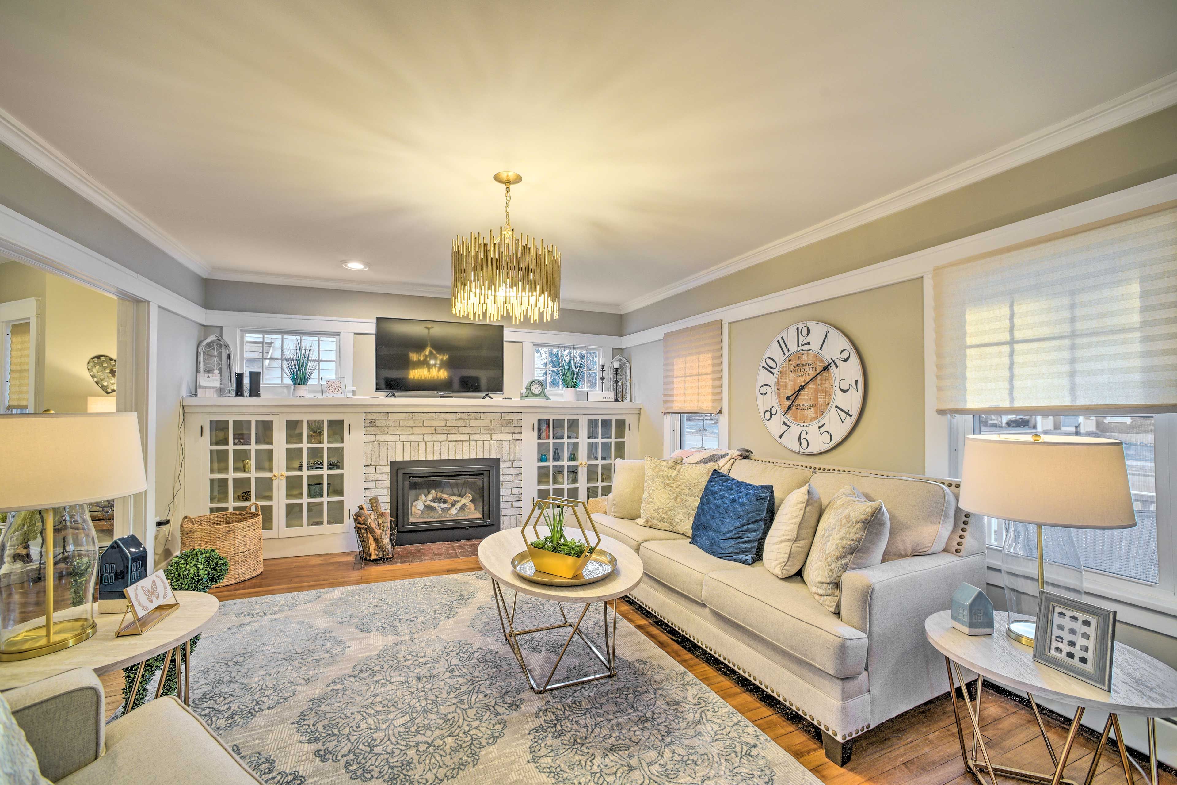 Living Room | Free WiFi | Central Heating | A/C | Electric Fireplace