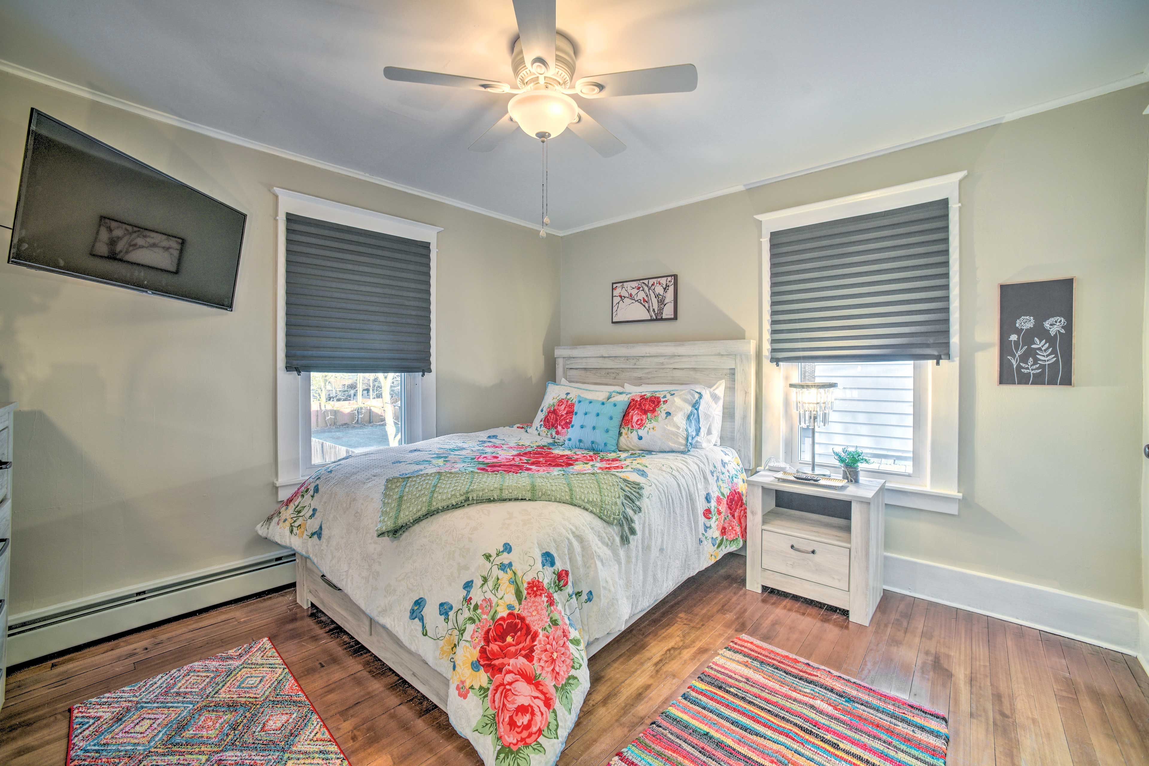 Bedroom 1 | Queen Bed | Smart TV w/ Cable
