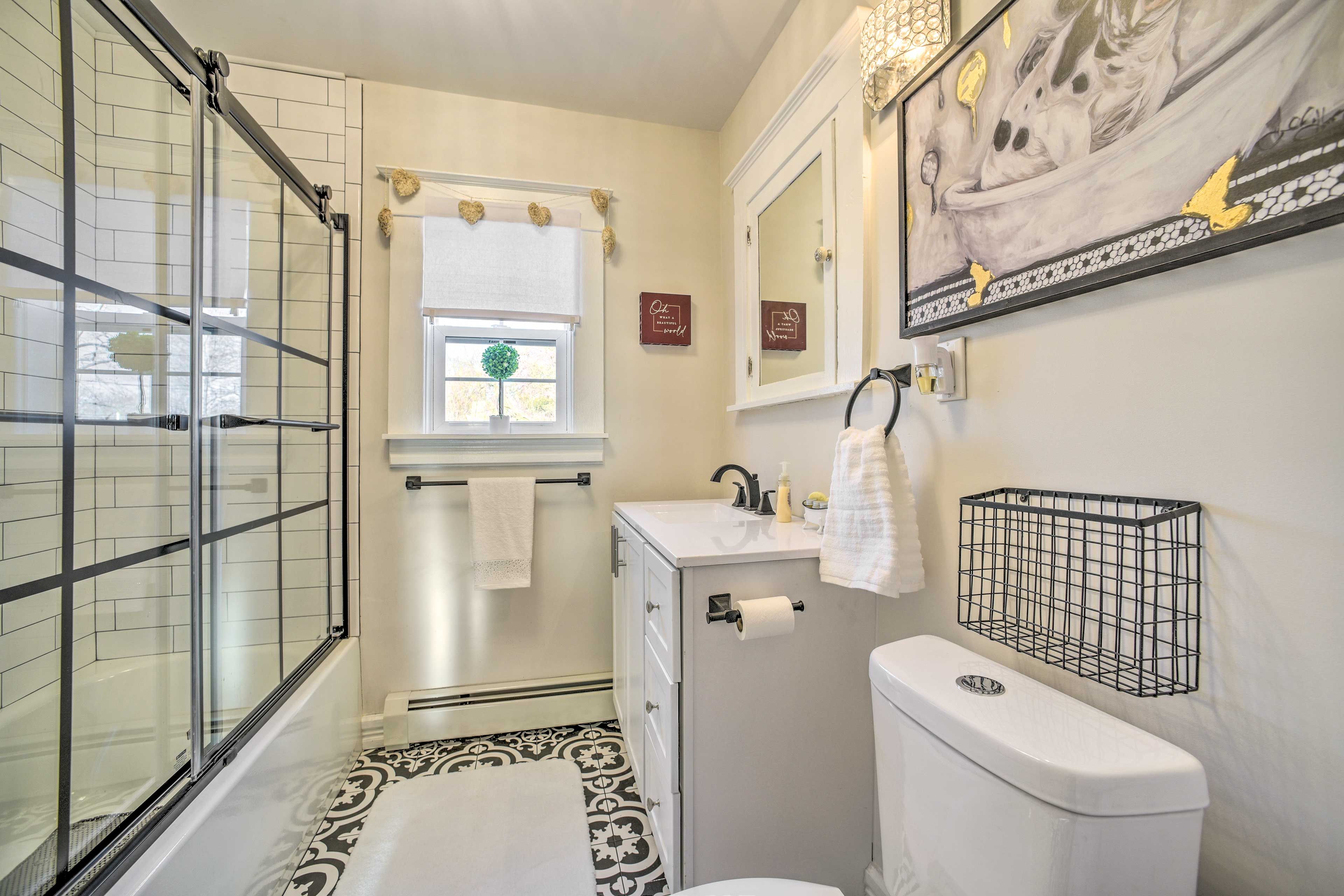 Full Bathroom | Linens & Towels | Hair Dryer | Complimentary Toiletries