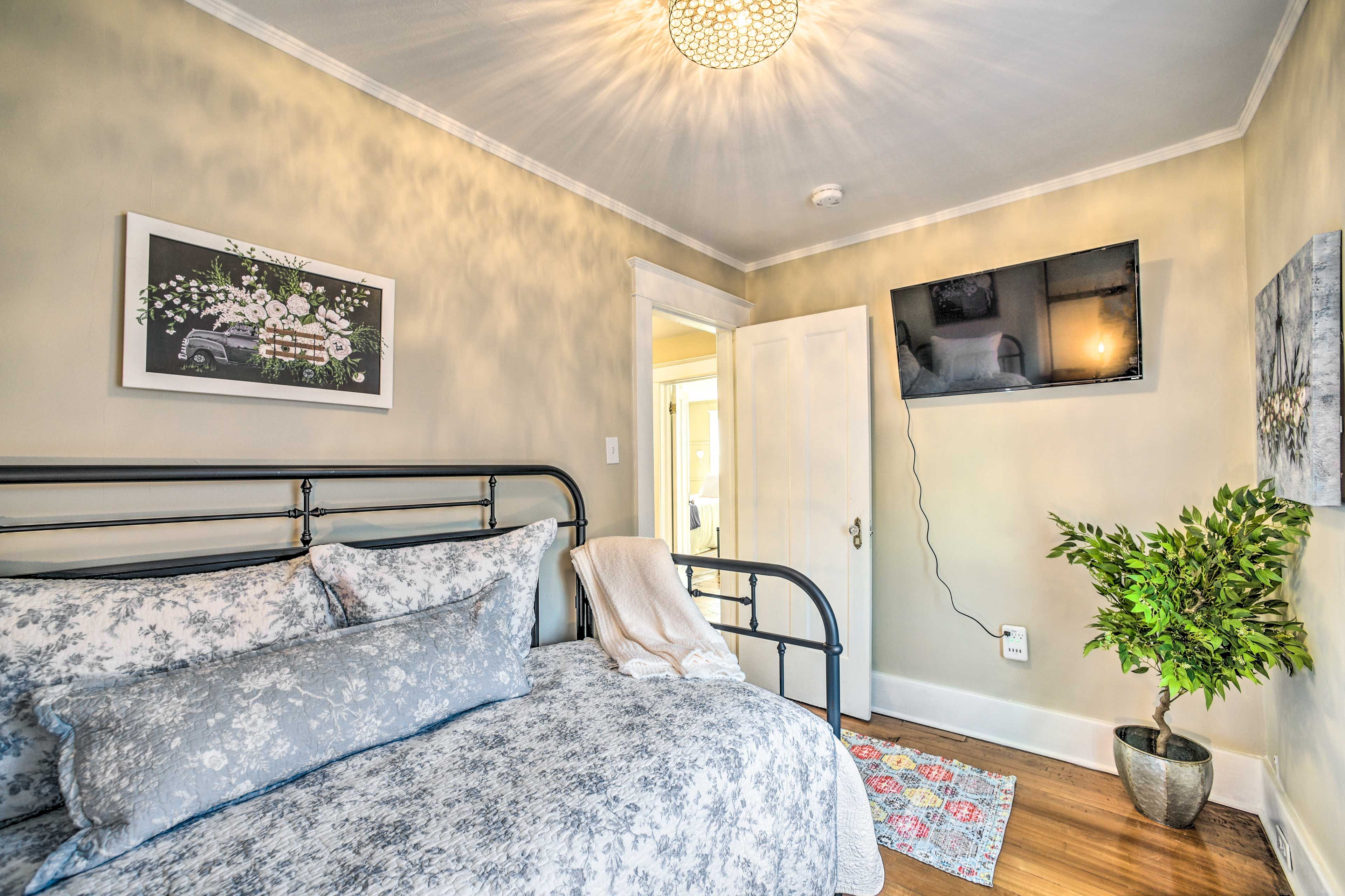Bedroom 3 | Smart TV w/ Cable
