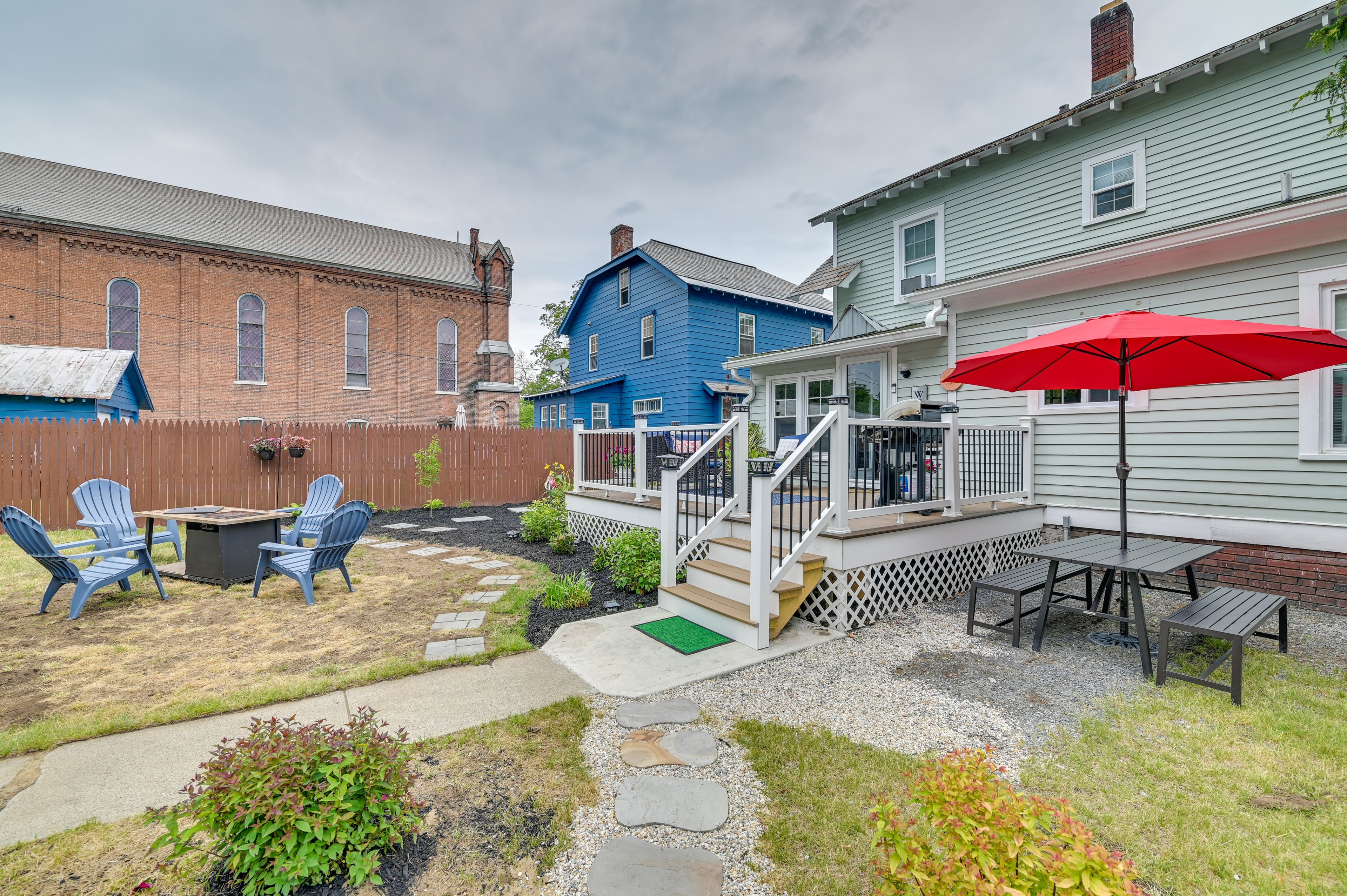 Yard | Fire Pit | Picnic Table