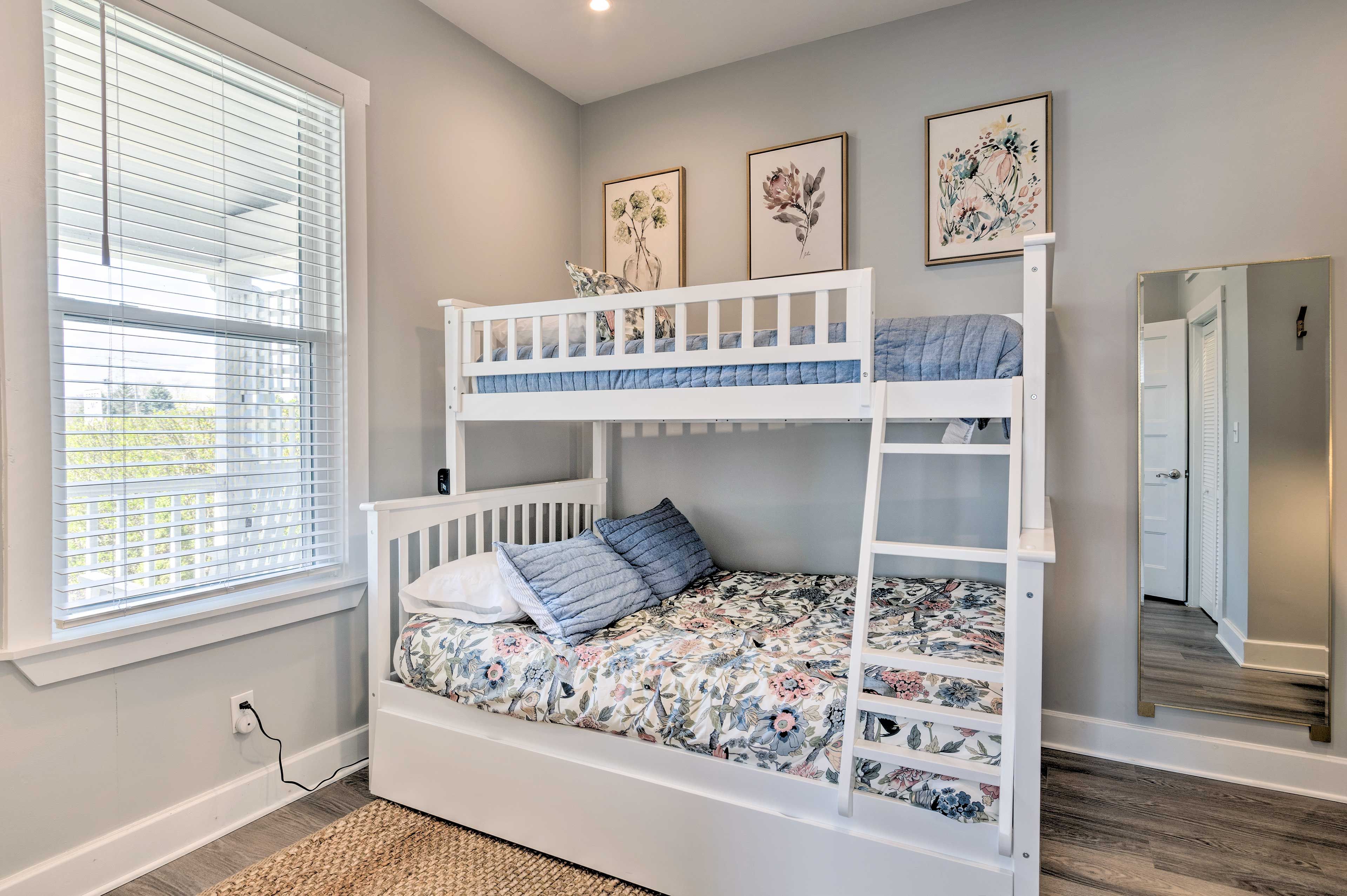 Bedroom 2 | Twin/Full Bunk Bed w/ Twin Trundle
