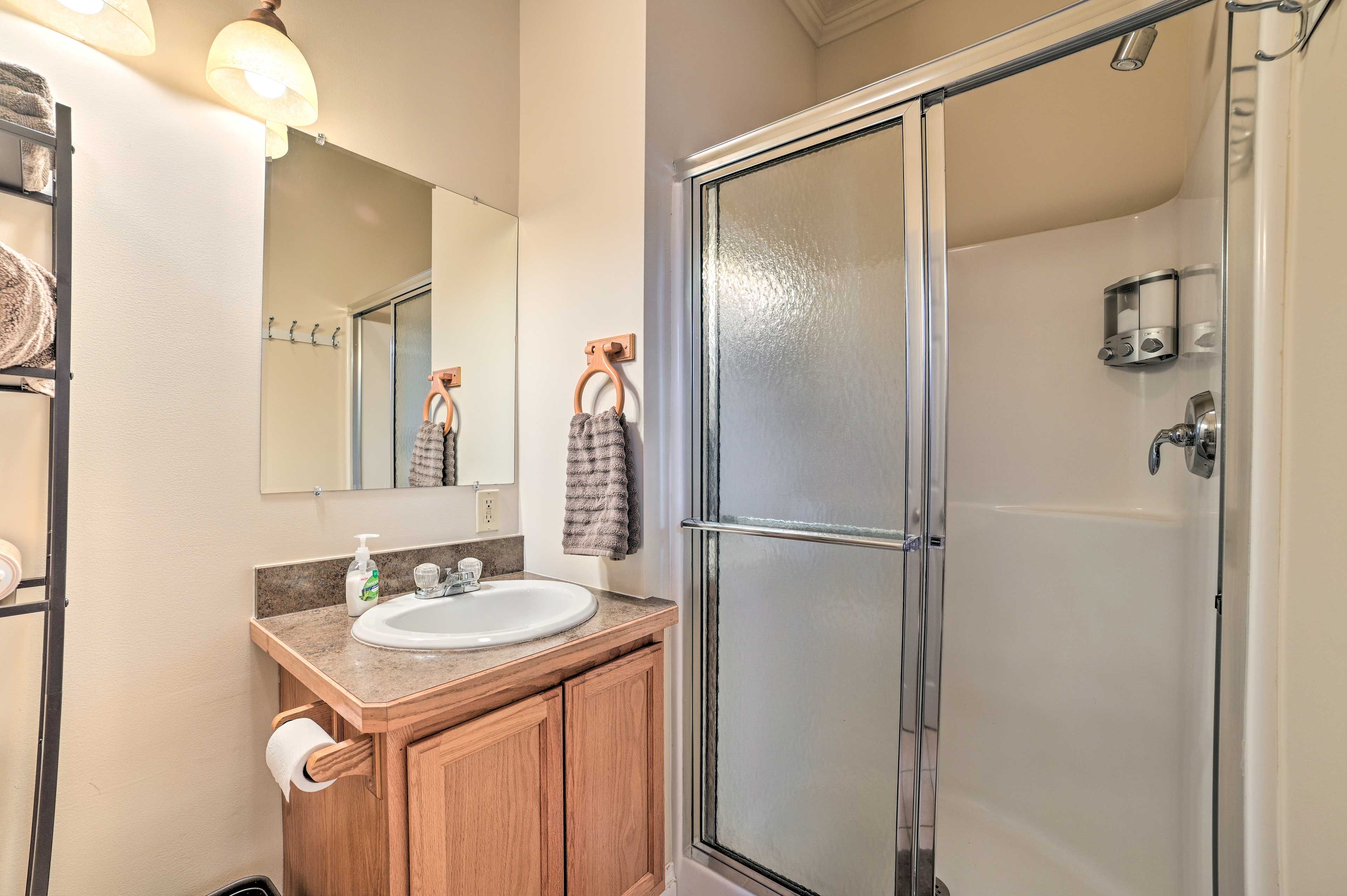 Full Bathroom | Towels Provided | Complimentary Toiletries