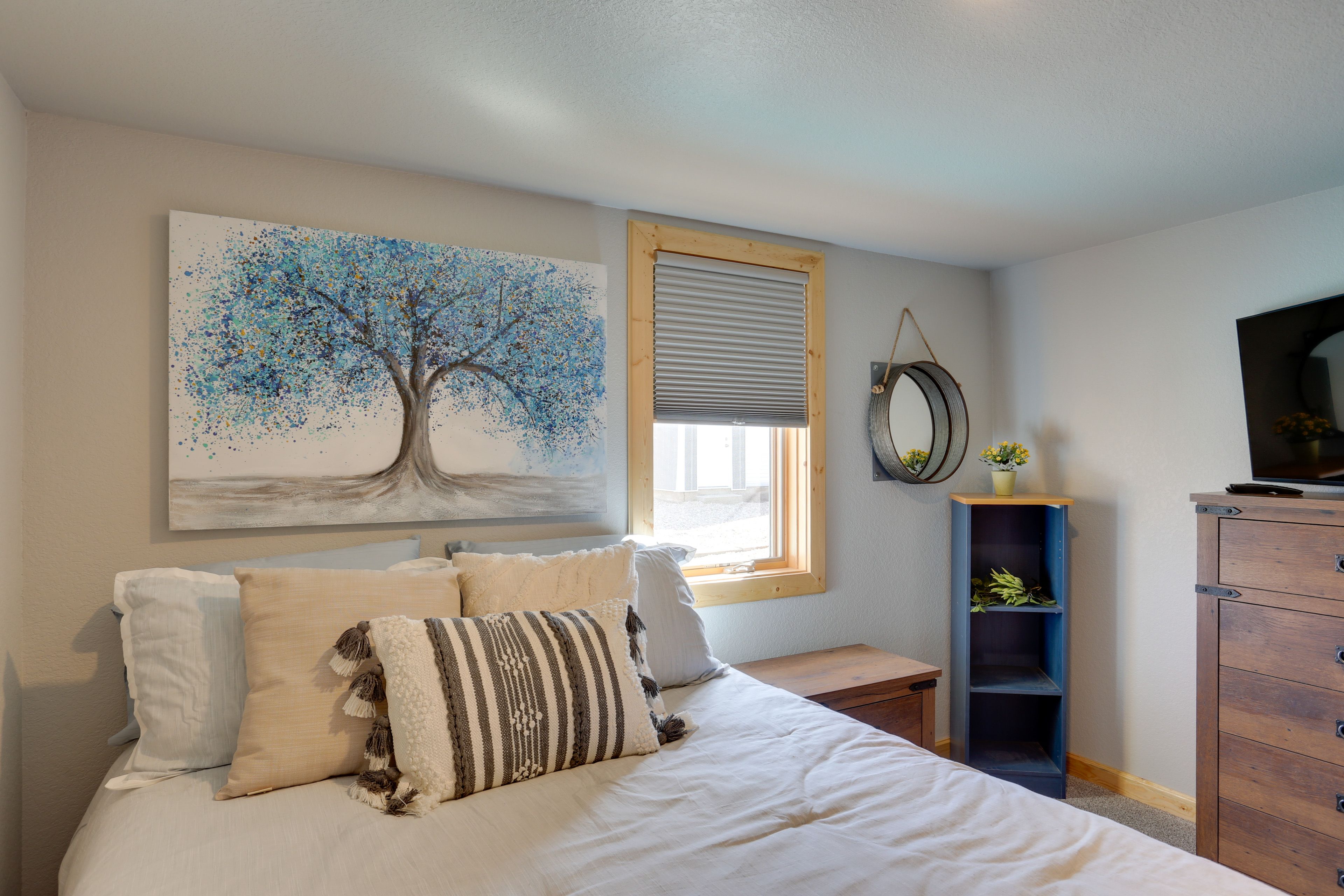 Bedroom 2 | Queen Bed | Smart TV