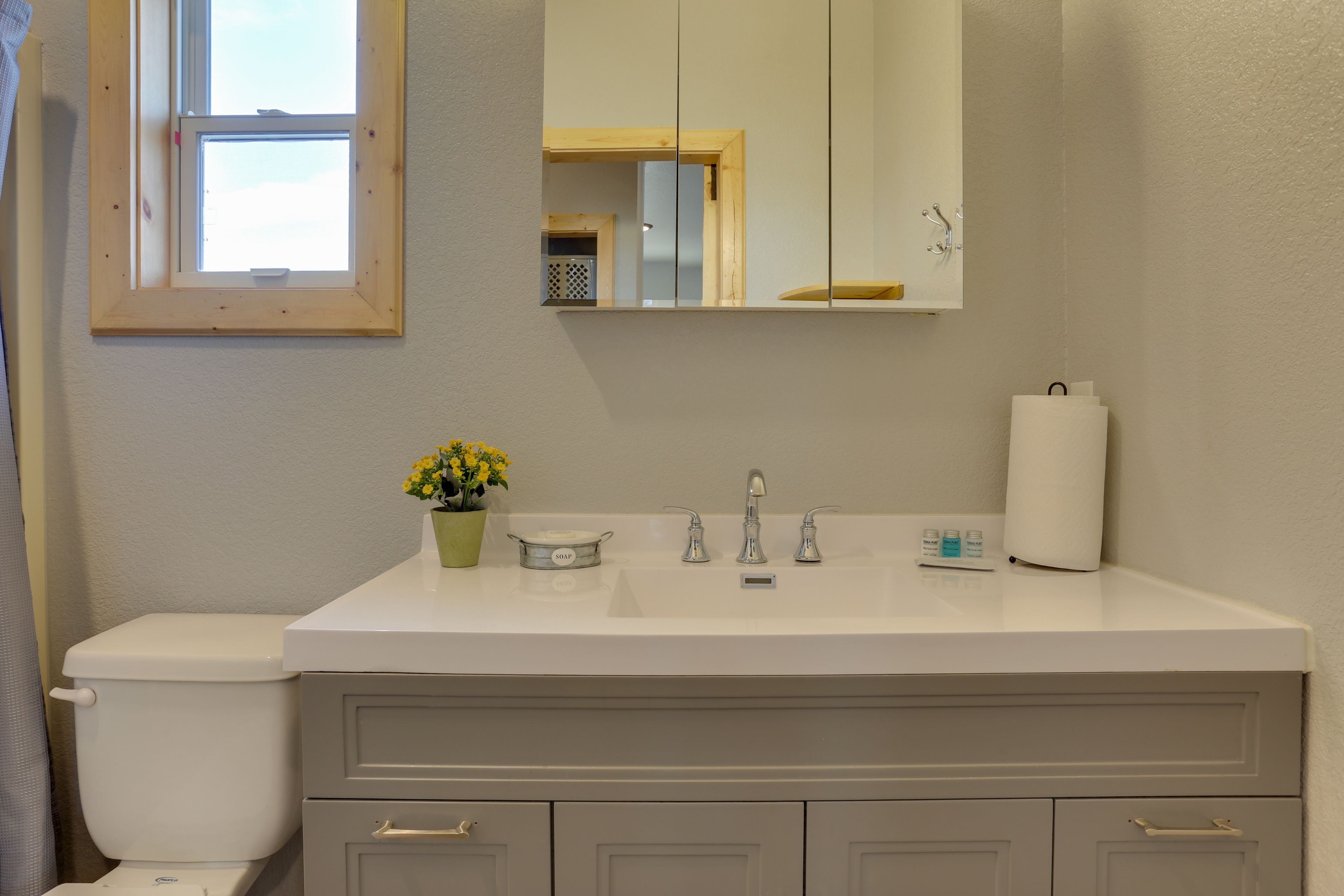 Full Bathroom | Complimentary Toiletries | Towels Provided