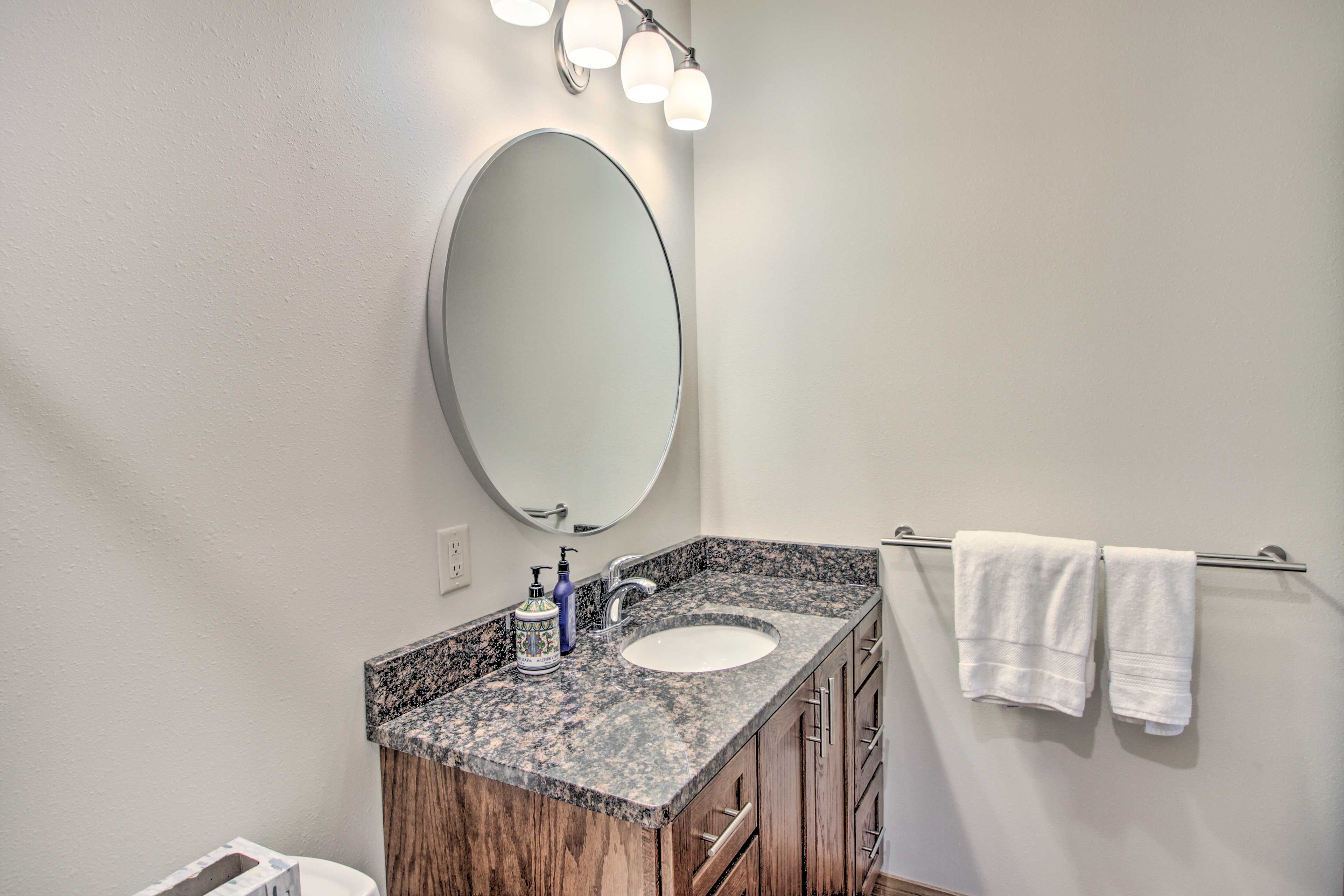 Full Bathroom | Towels Provided | Complimentary Toiletries