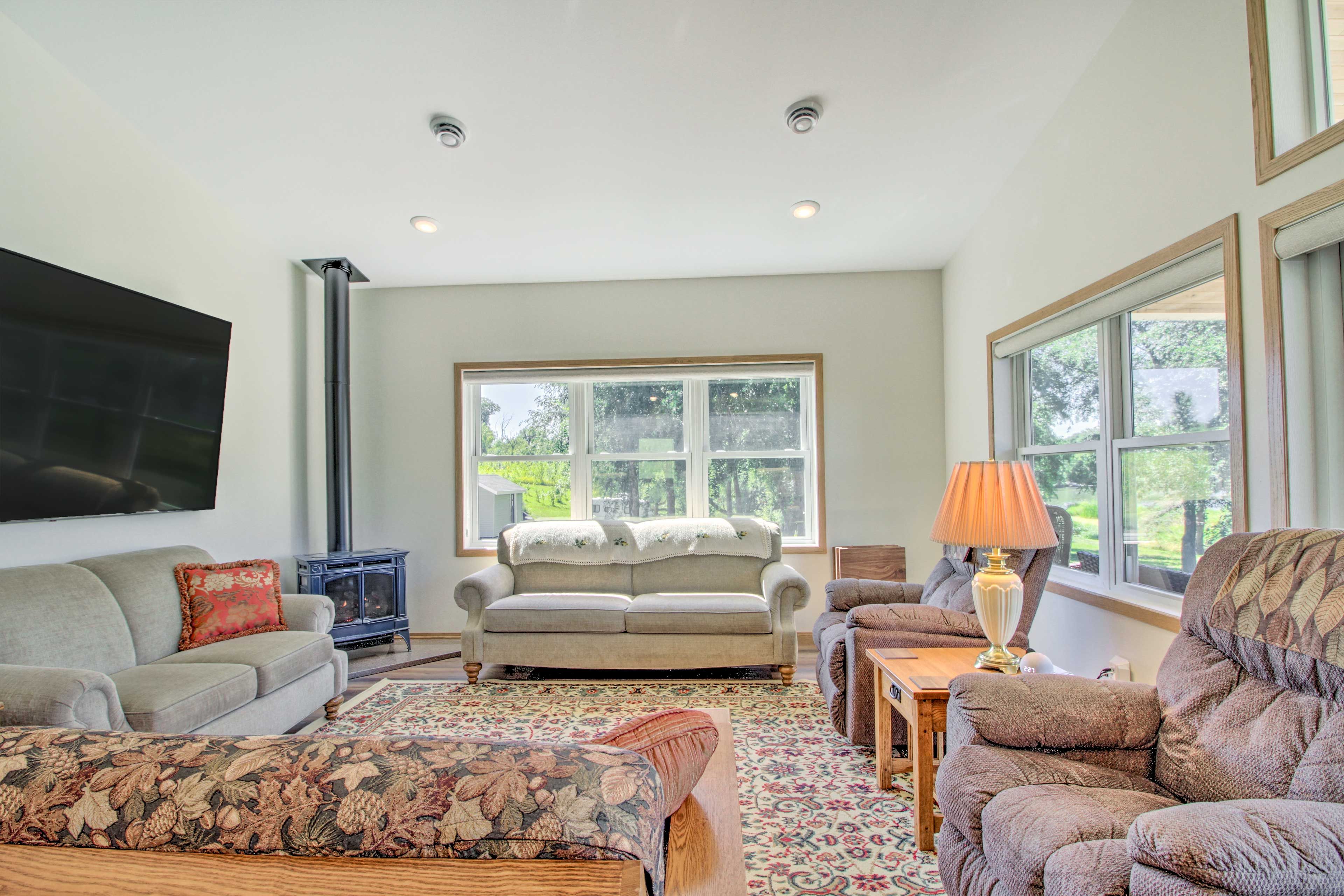 Living Room | Single-Story Home | Free WiFi | Central Heat & A/C | Futon