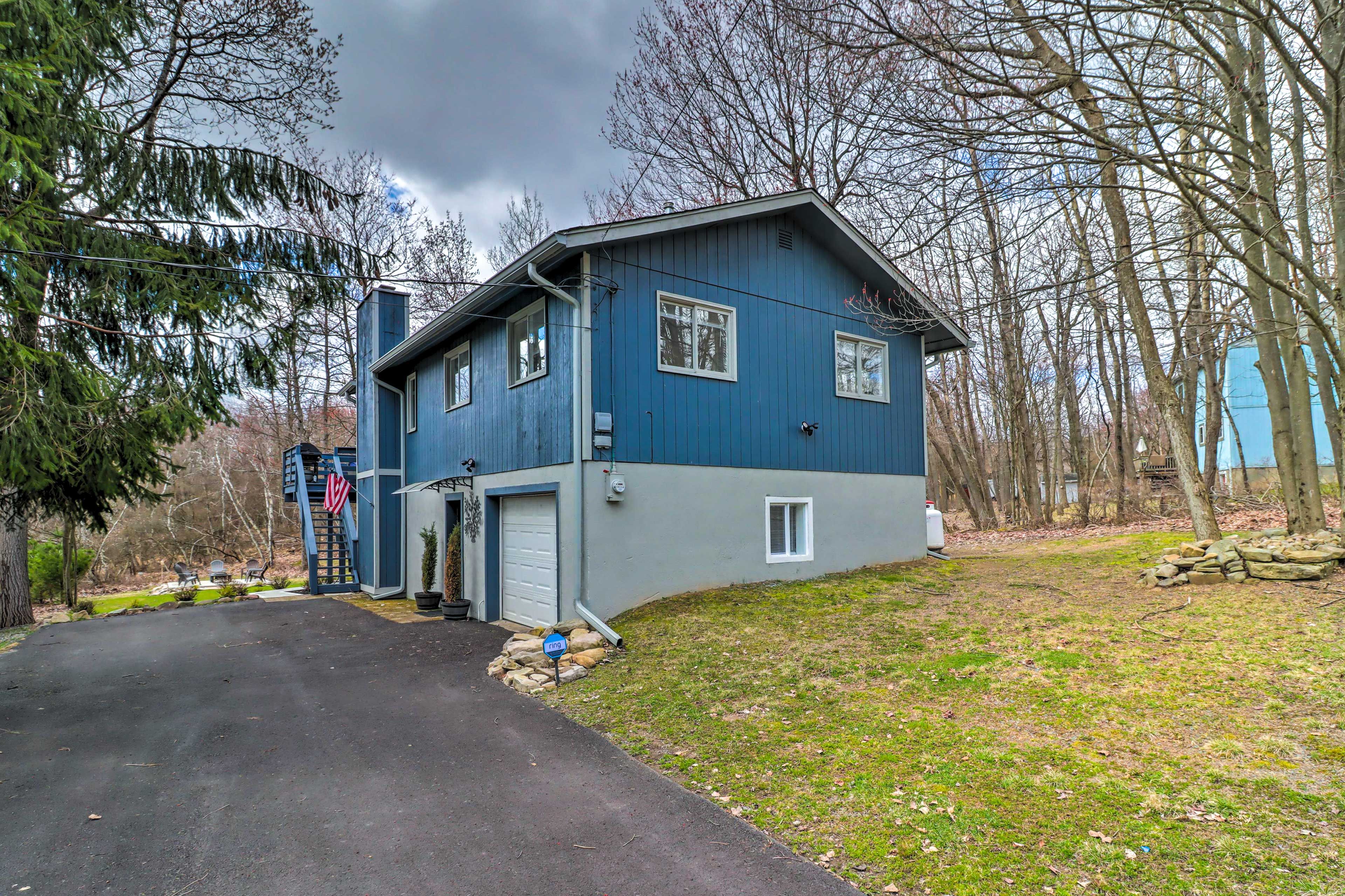 Property Exterior | Driveway (8 Vehicles)