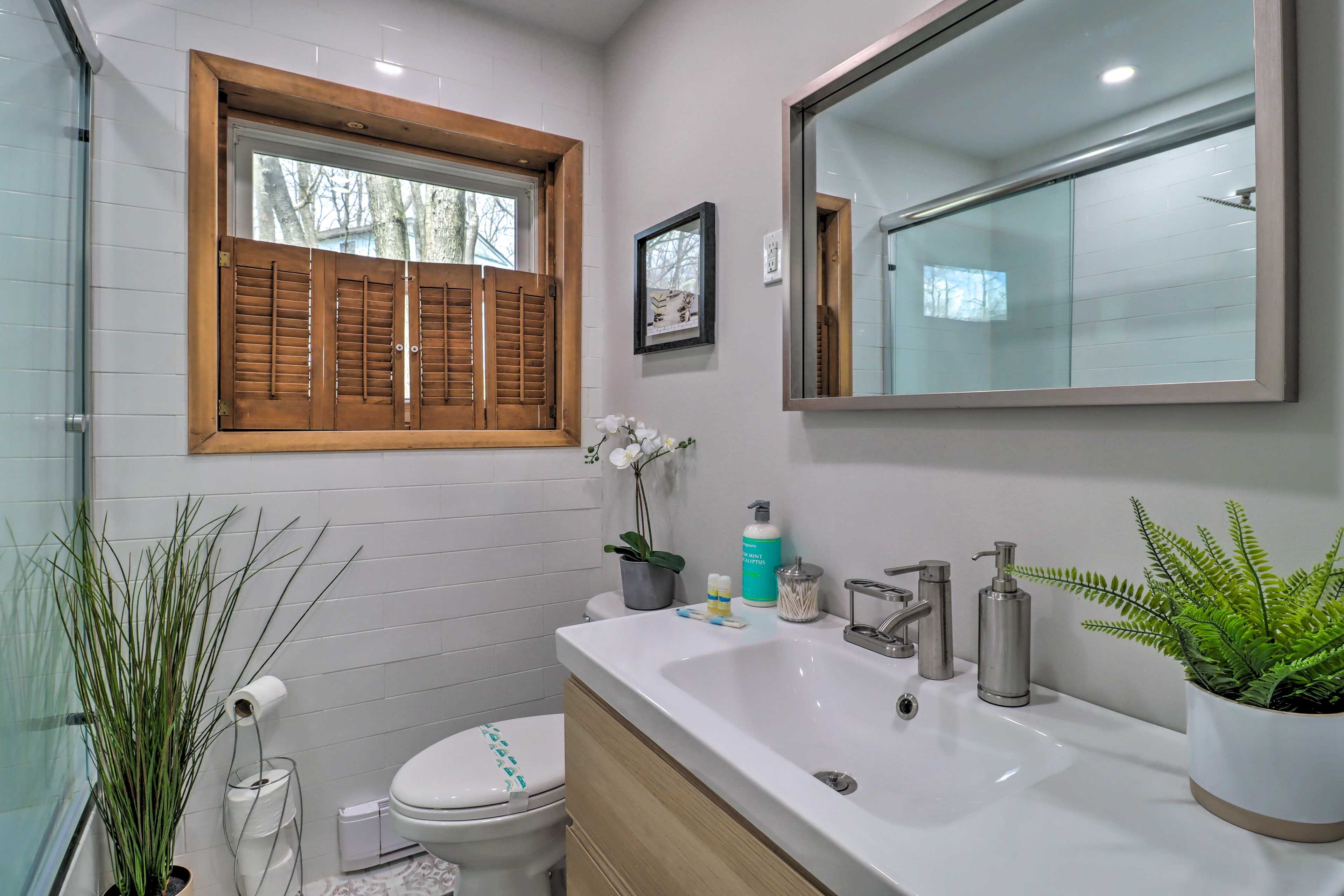 Full Bathroom | Complimentary Toiletries