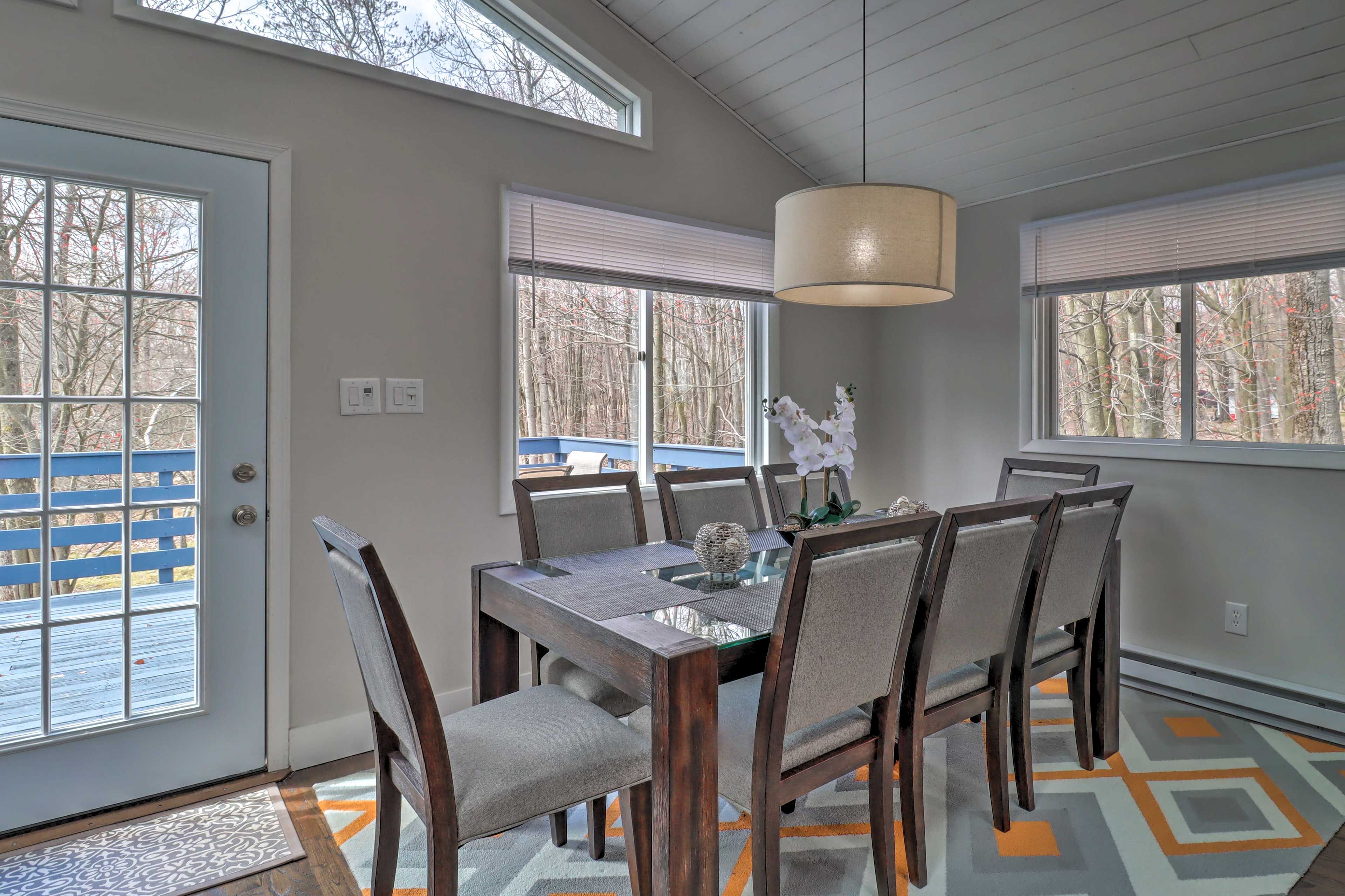 Dining Area | Dishware & Flatware Provided