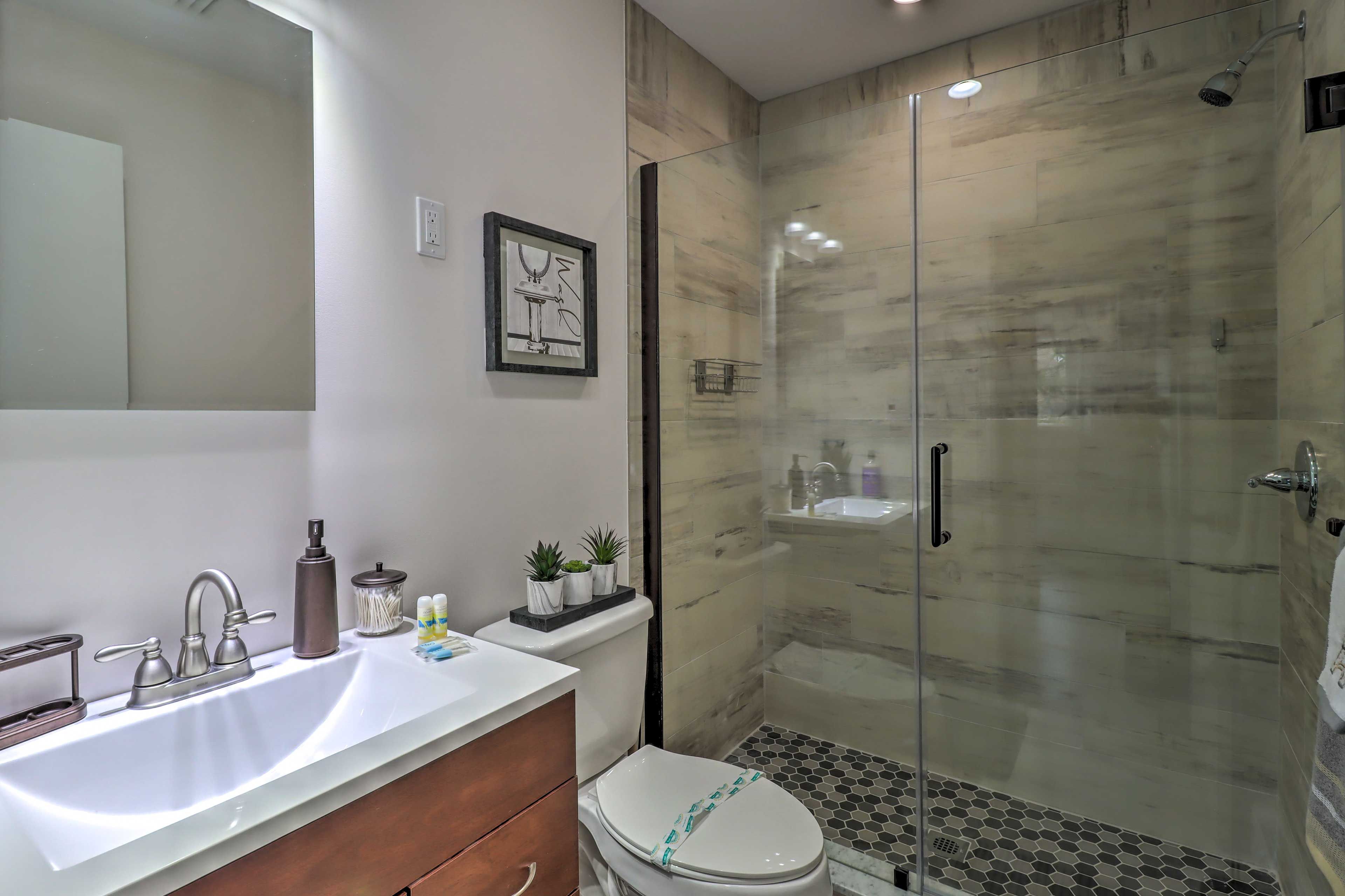 Full Bathroom | Towels Provided