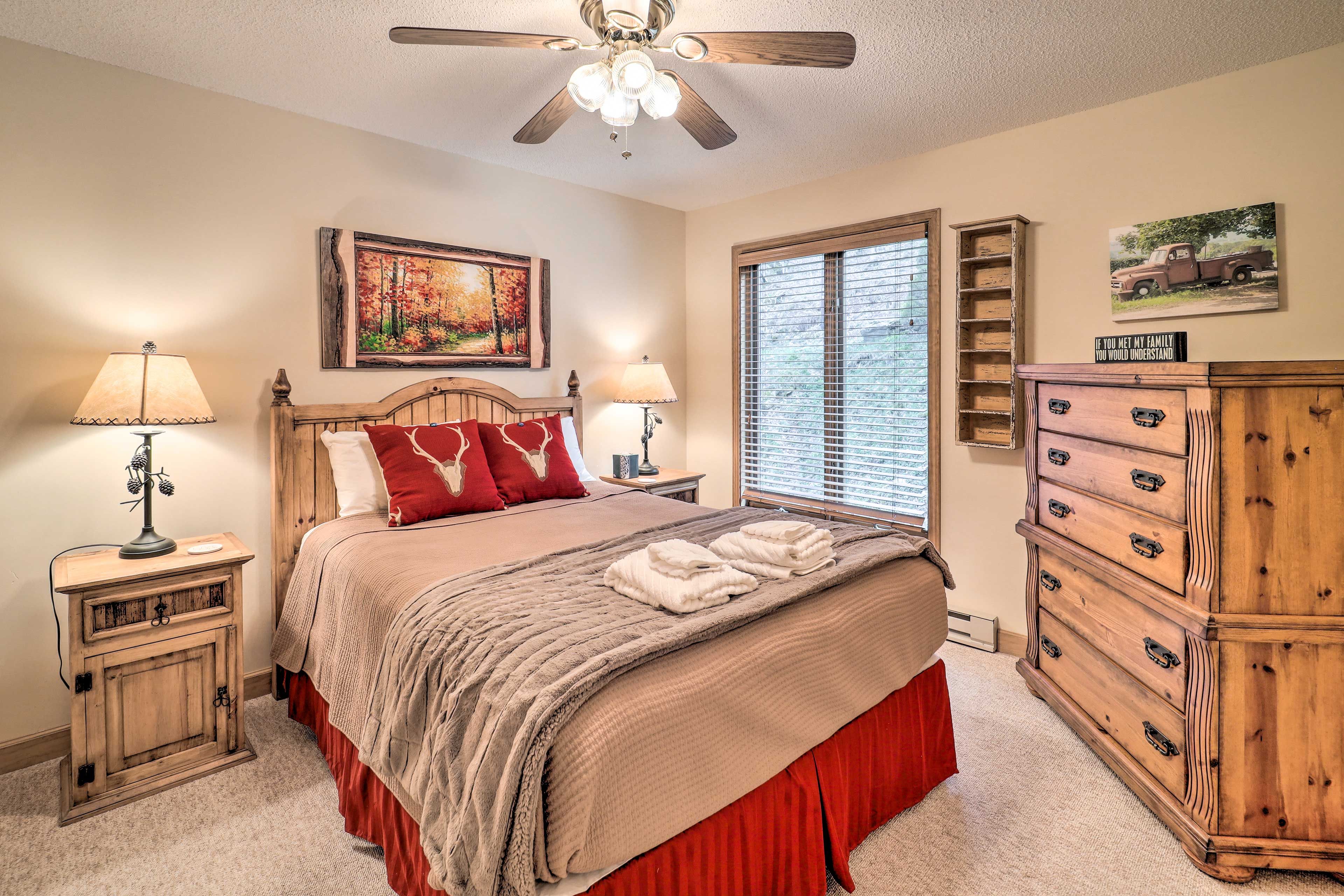 Bedroom 3 | Queen Bed