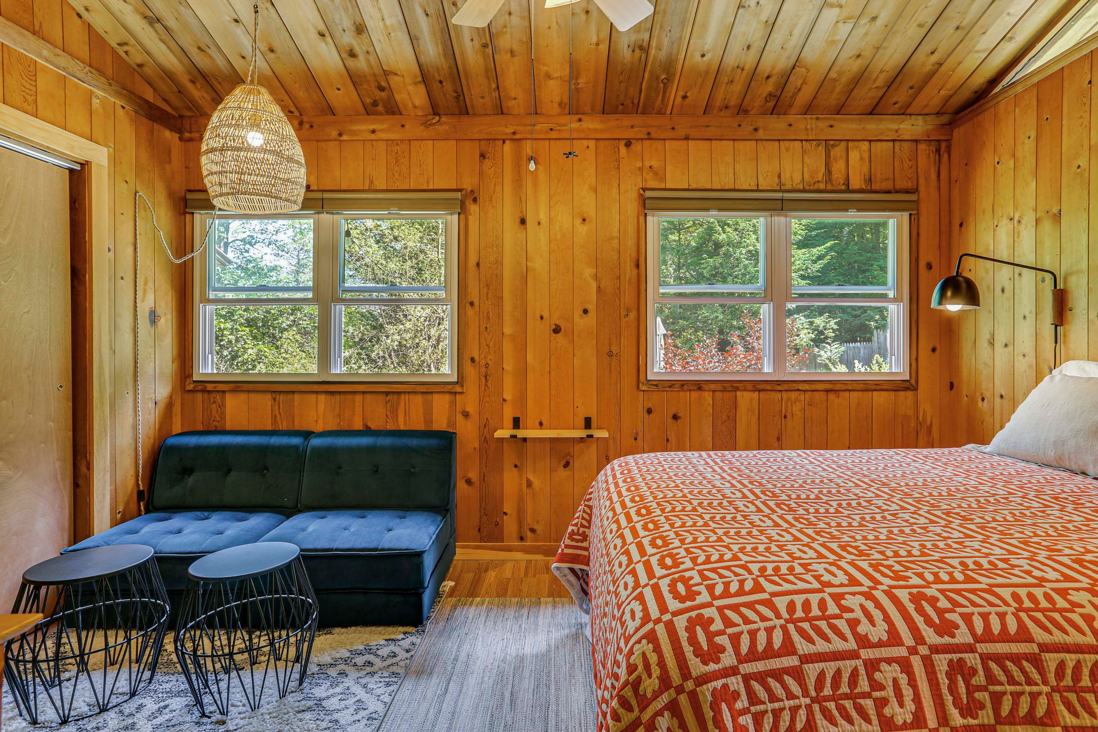 Bedroom | Queen Bed | Smart TV | Linens Provided | Main Level
