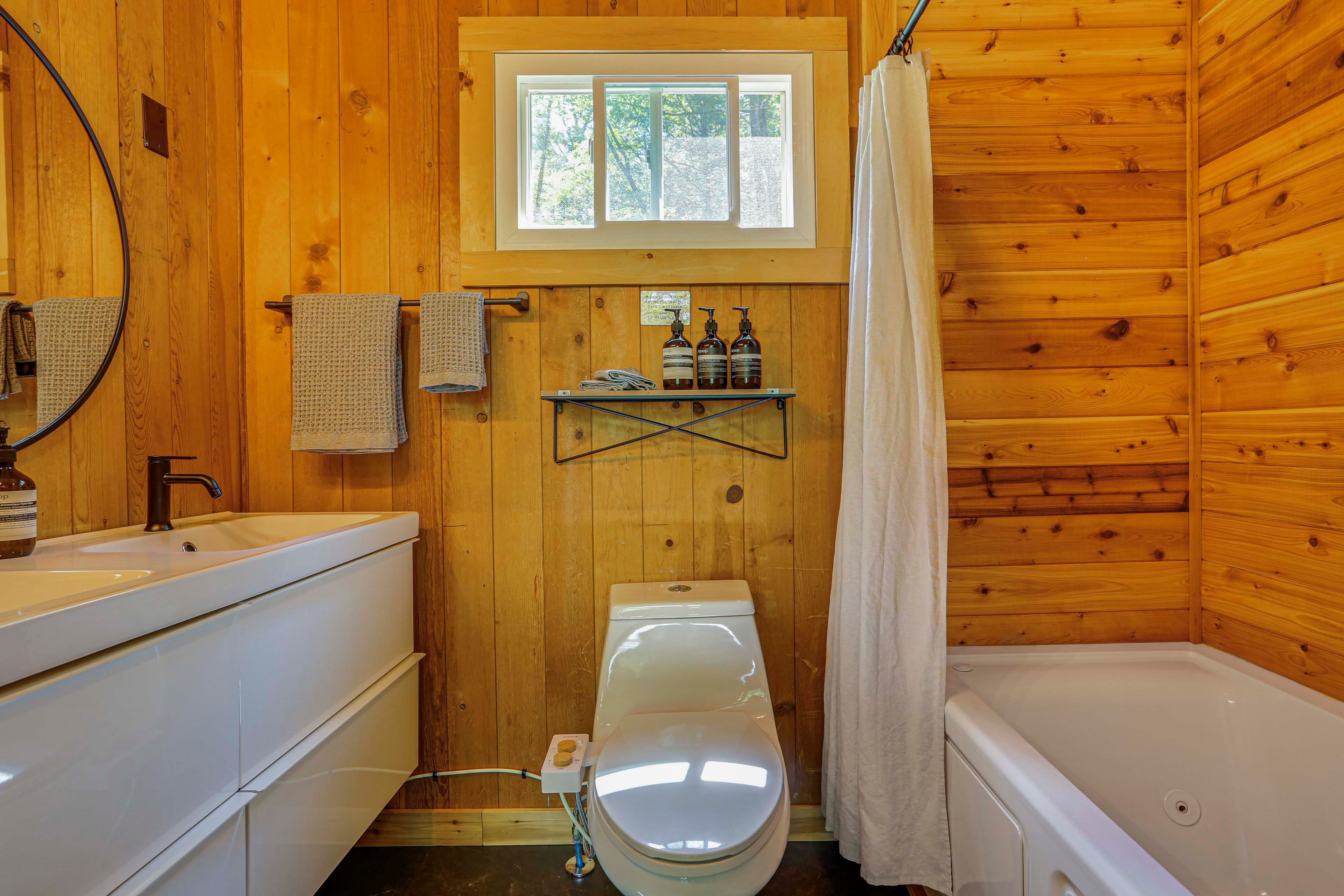 Full Bathroom | Towels Provided | Complimentary Toiletries | Hair Dryer