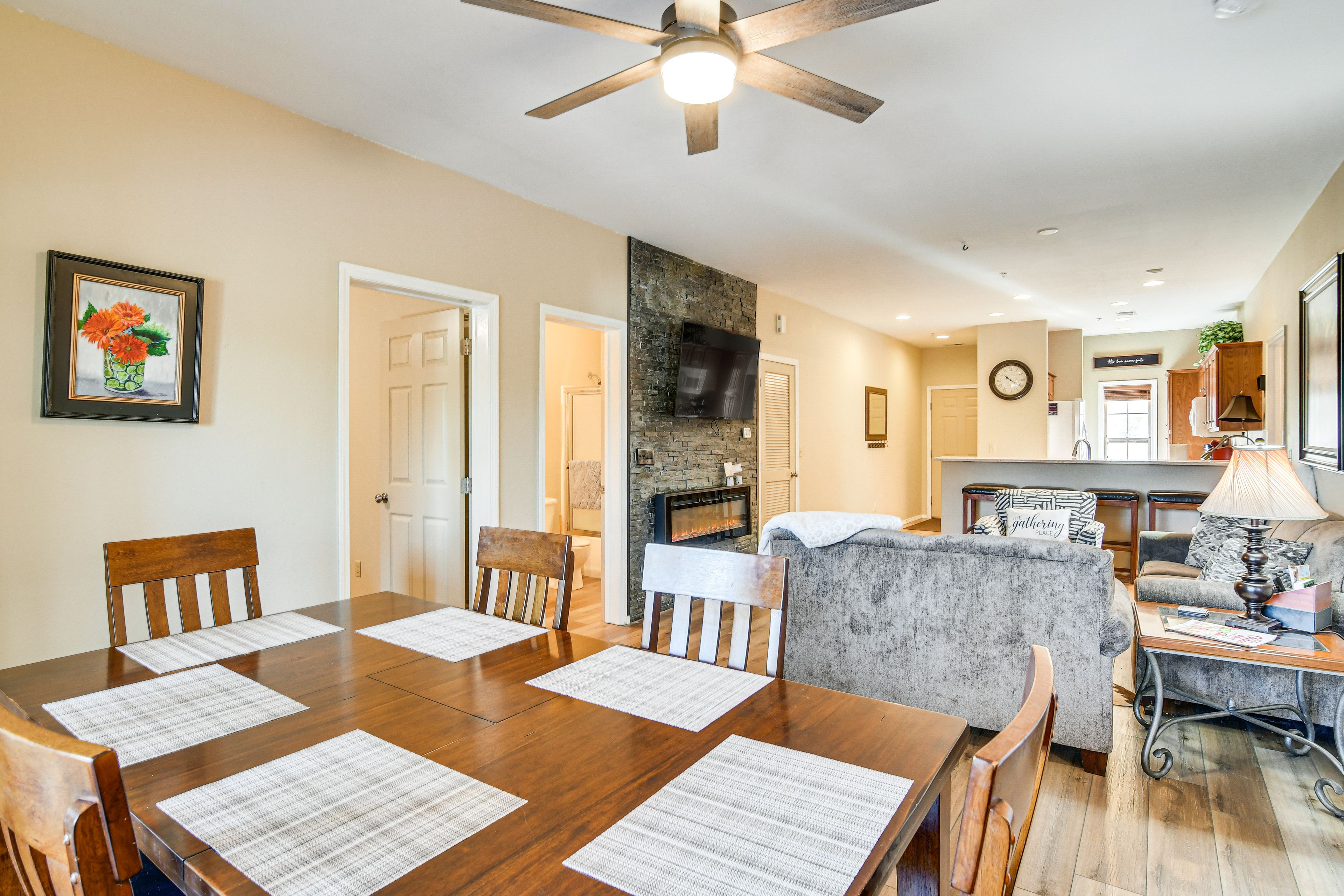 Dining Area | 6-Person Dining Table | Dishware & Flatware Provided