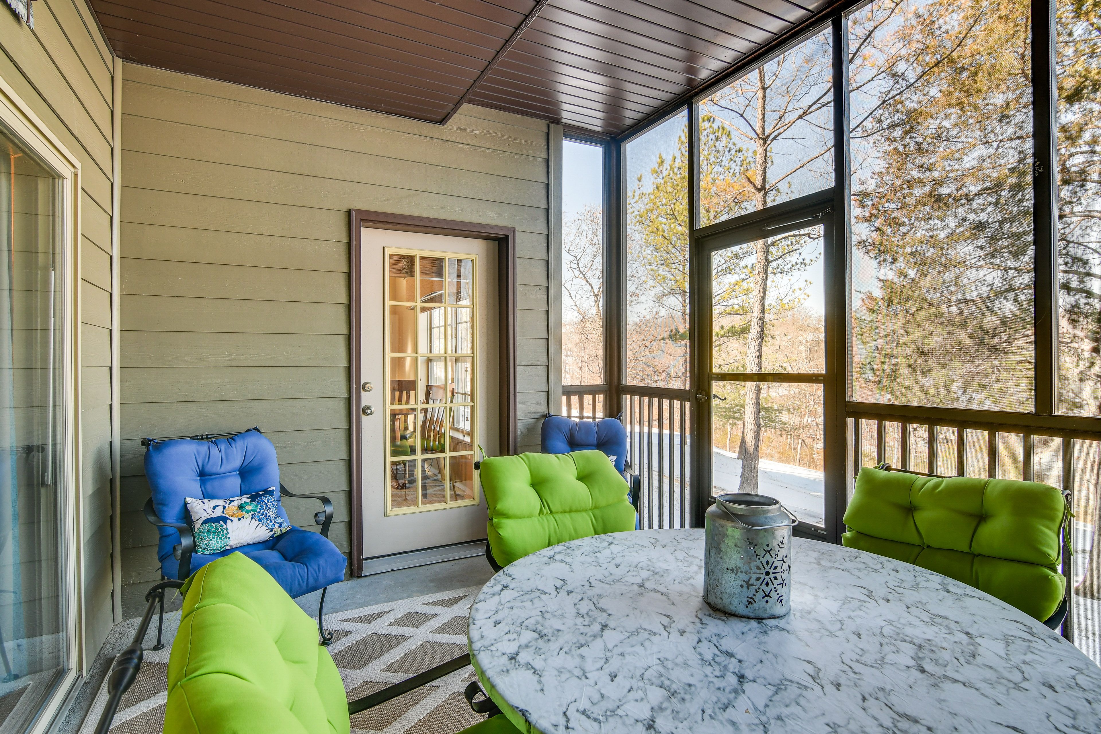 Screened-In Porch | Outdoor Dining Area