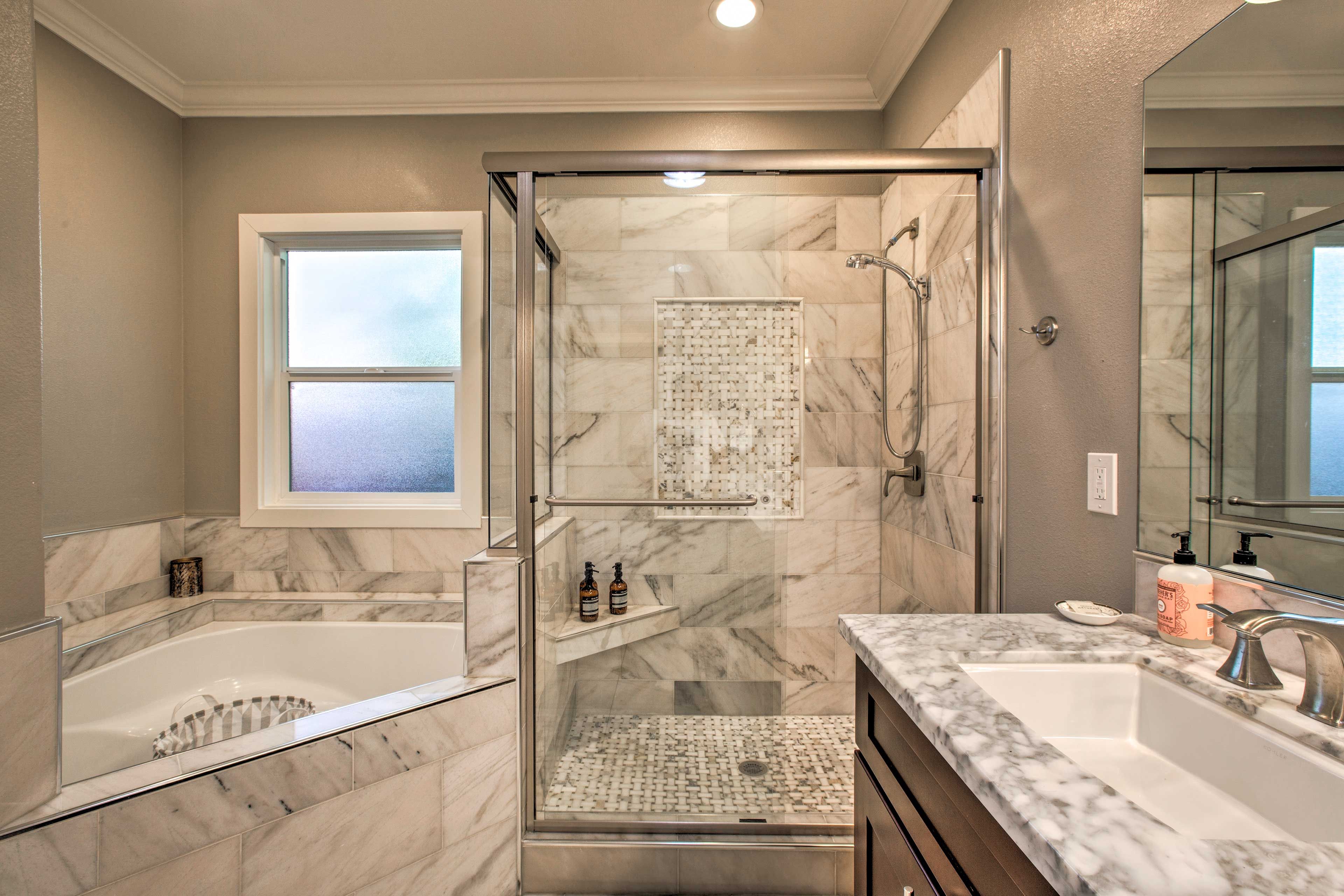 Full Bathroom | Main Level | Steam Shower | Towels Provided