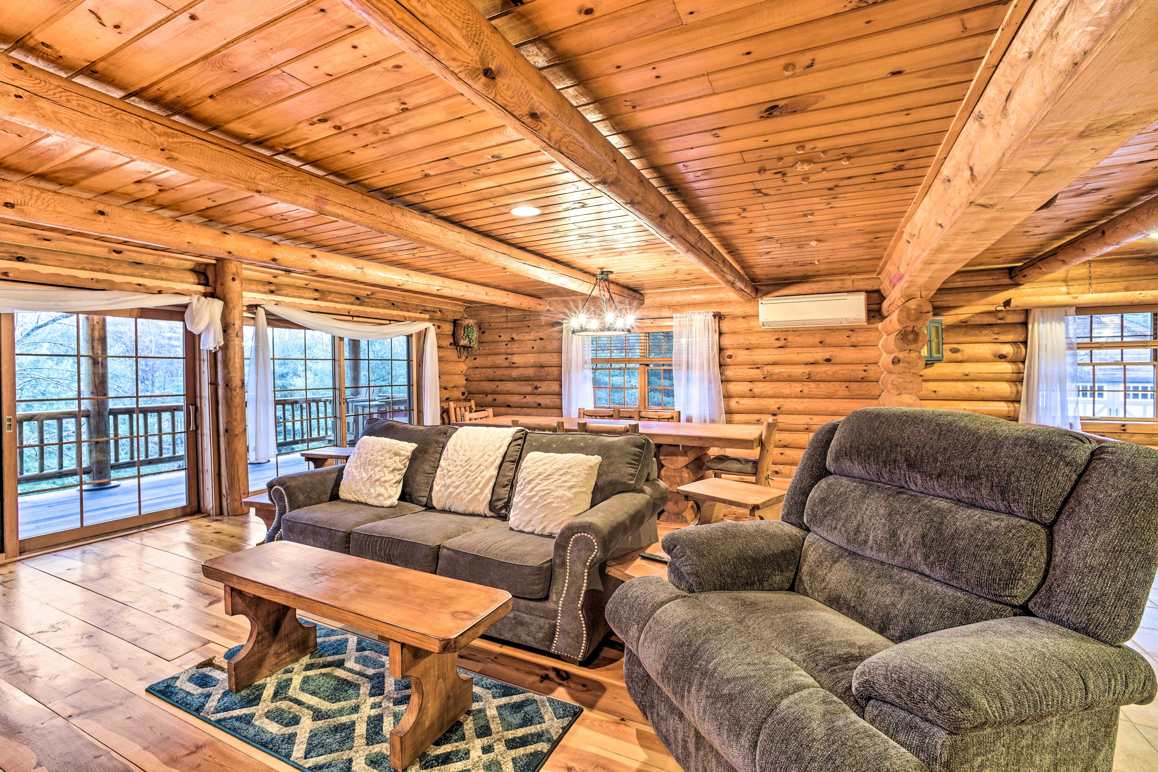 Living Room | Top Level | Free WiFi