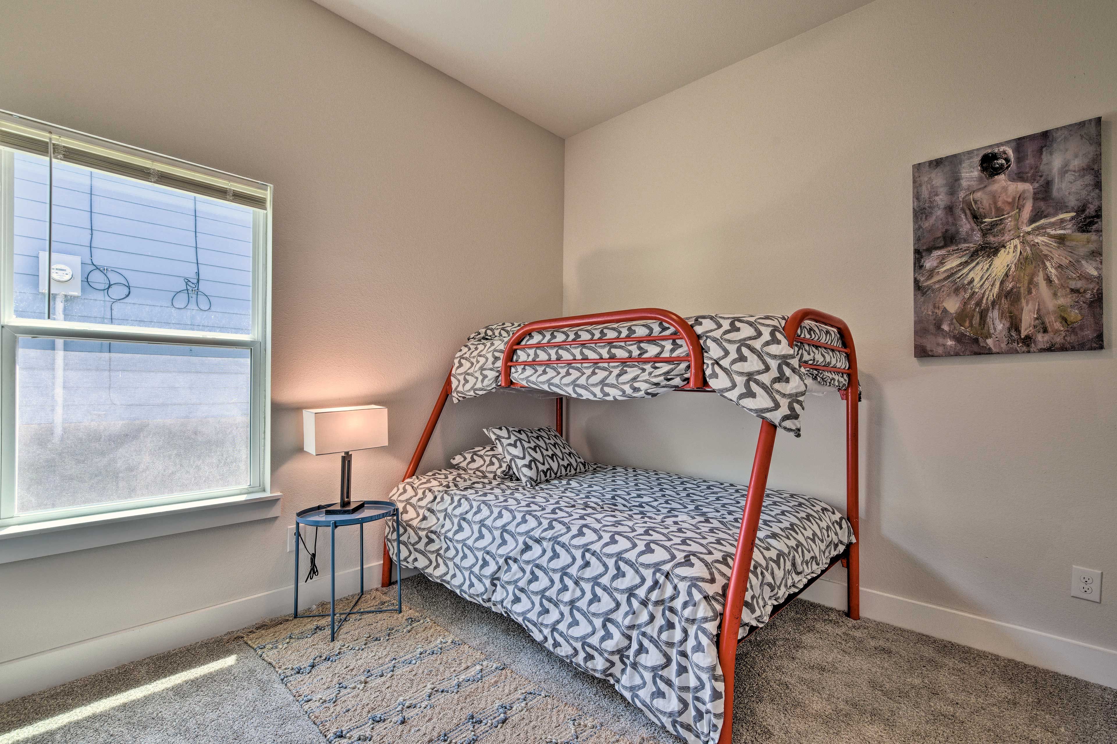 Bedroom 4 | Twin/Full Bunk Bed